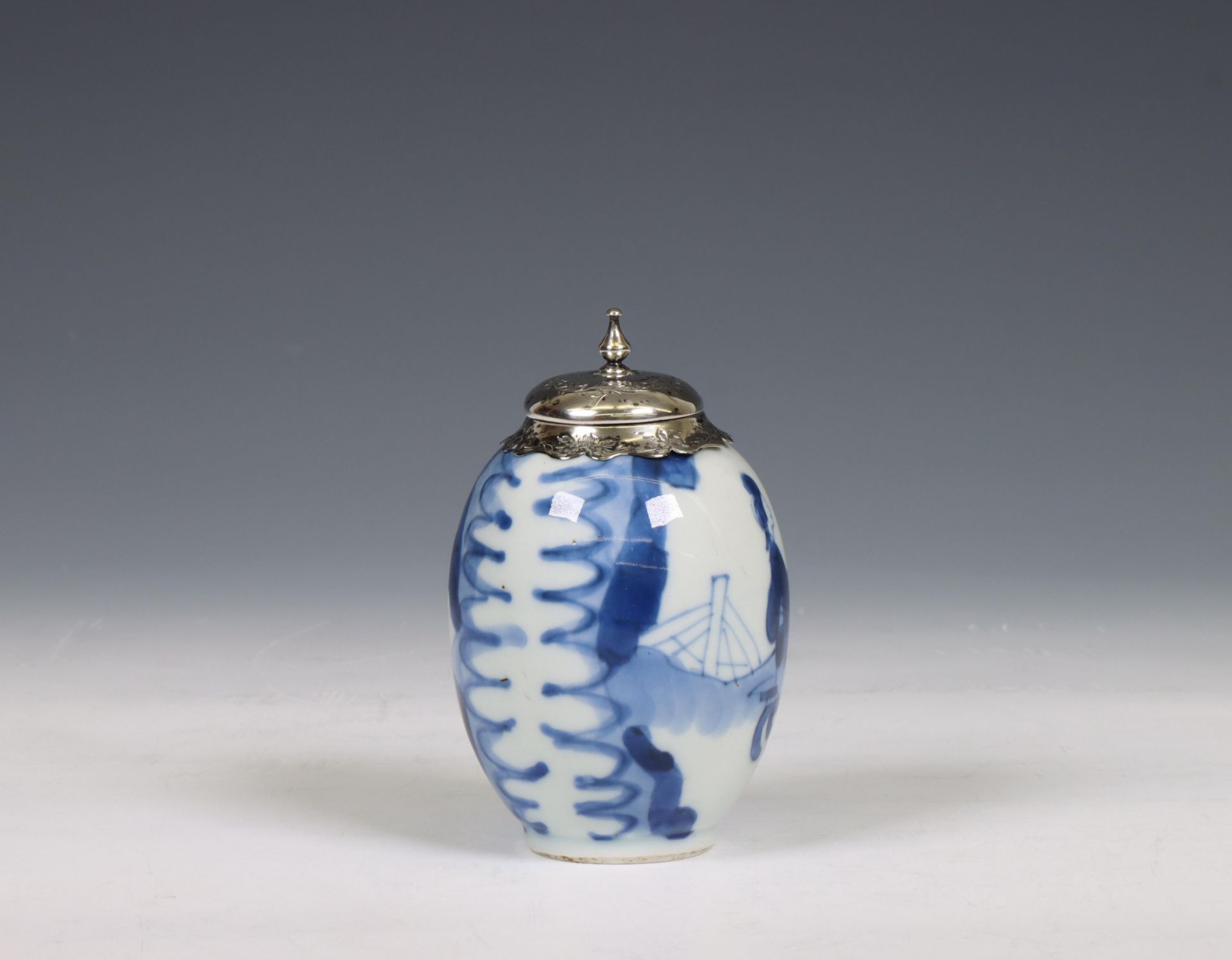 China, a silver-mounted blue and white porcelain jarlet, Kangxi period (1662-1722), the silver later - Bild 2 aus 5