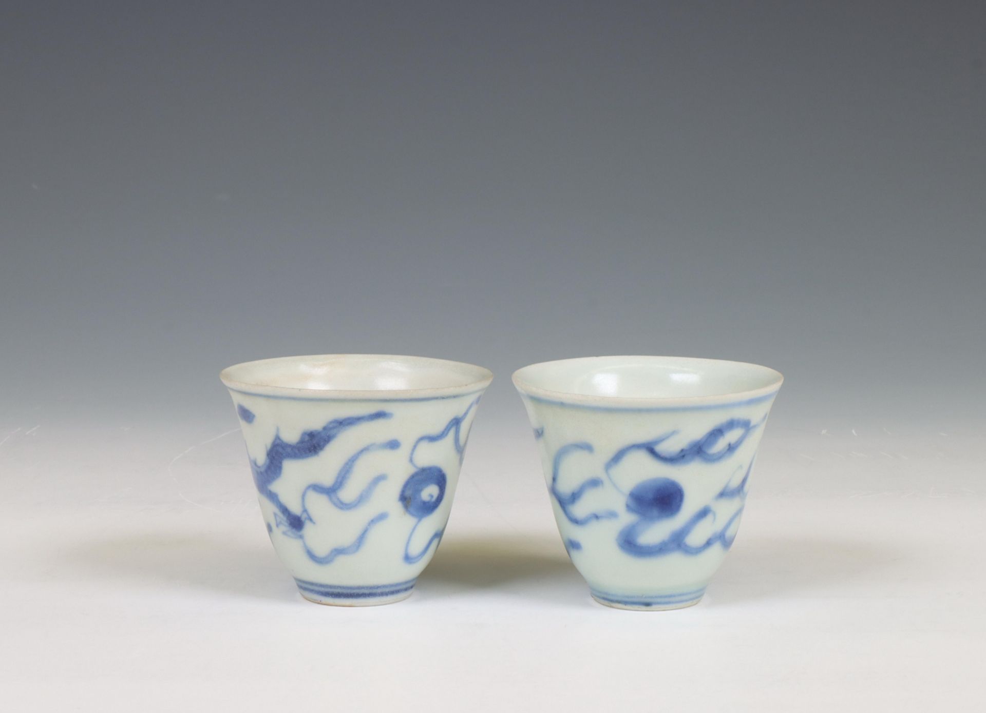 China, a pair of blue and white porcelain 'Hatcher Cargo' 'dragon' wine cups, circa 1640, - Image 2 of 7