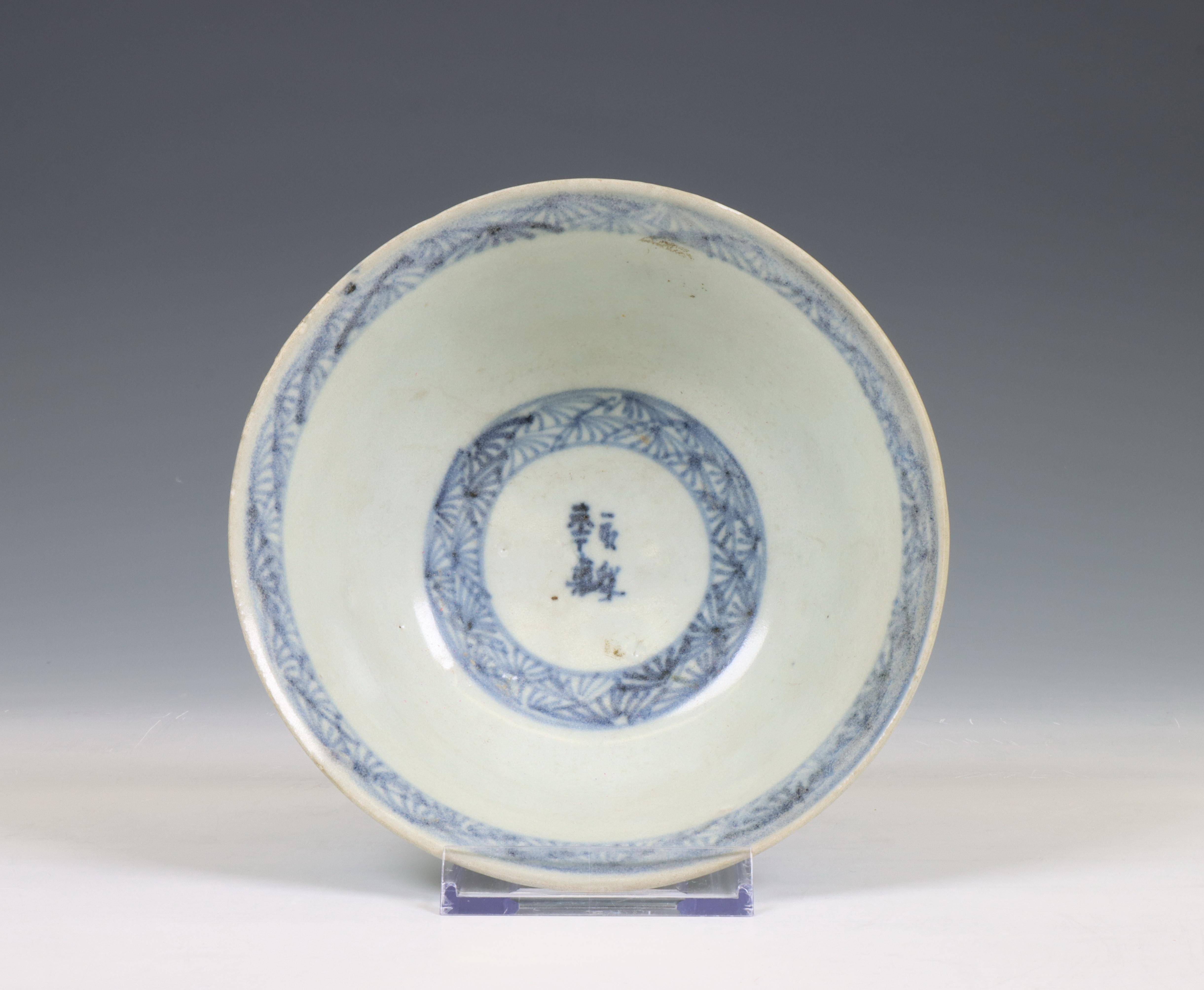 China, a blue and white porcelain 'Hatcher Cargo' 'Red Cliff' bowl, circa 1640, - Image 3 of 3