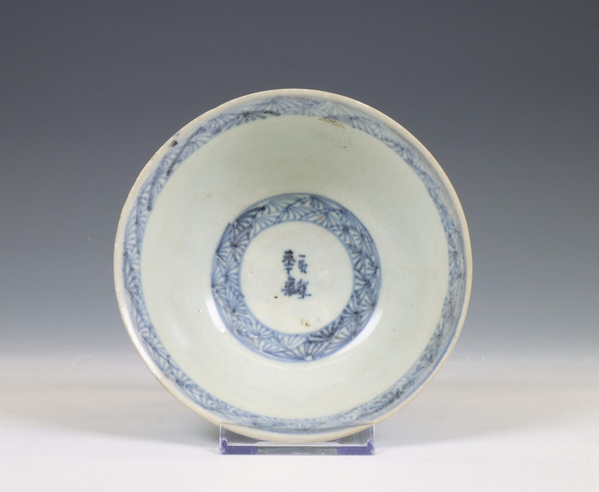 China, a blue and white porcelain 'Hatcher Cargo' 'Red Cliff' bowl, circa 1640, - Bild 3 aus 3