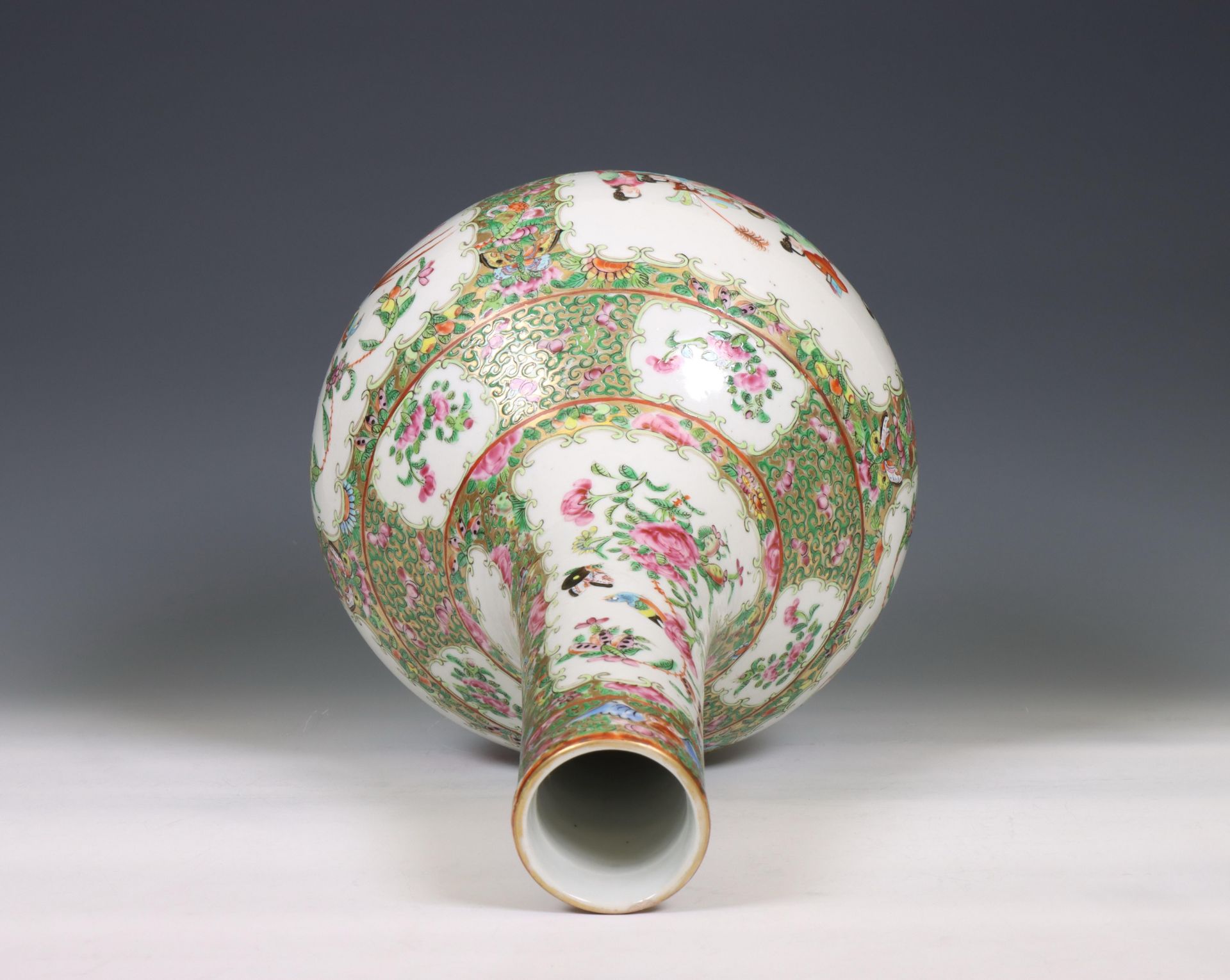 China, a Canton famille rose porcelain bottle vase, ca. 1900, - Bild 4 aus 6