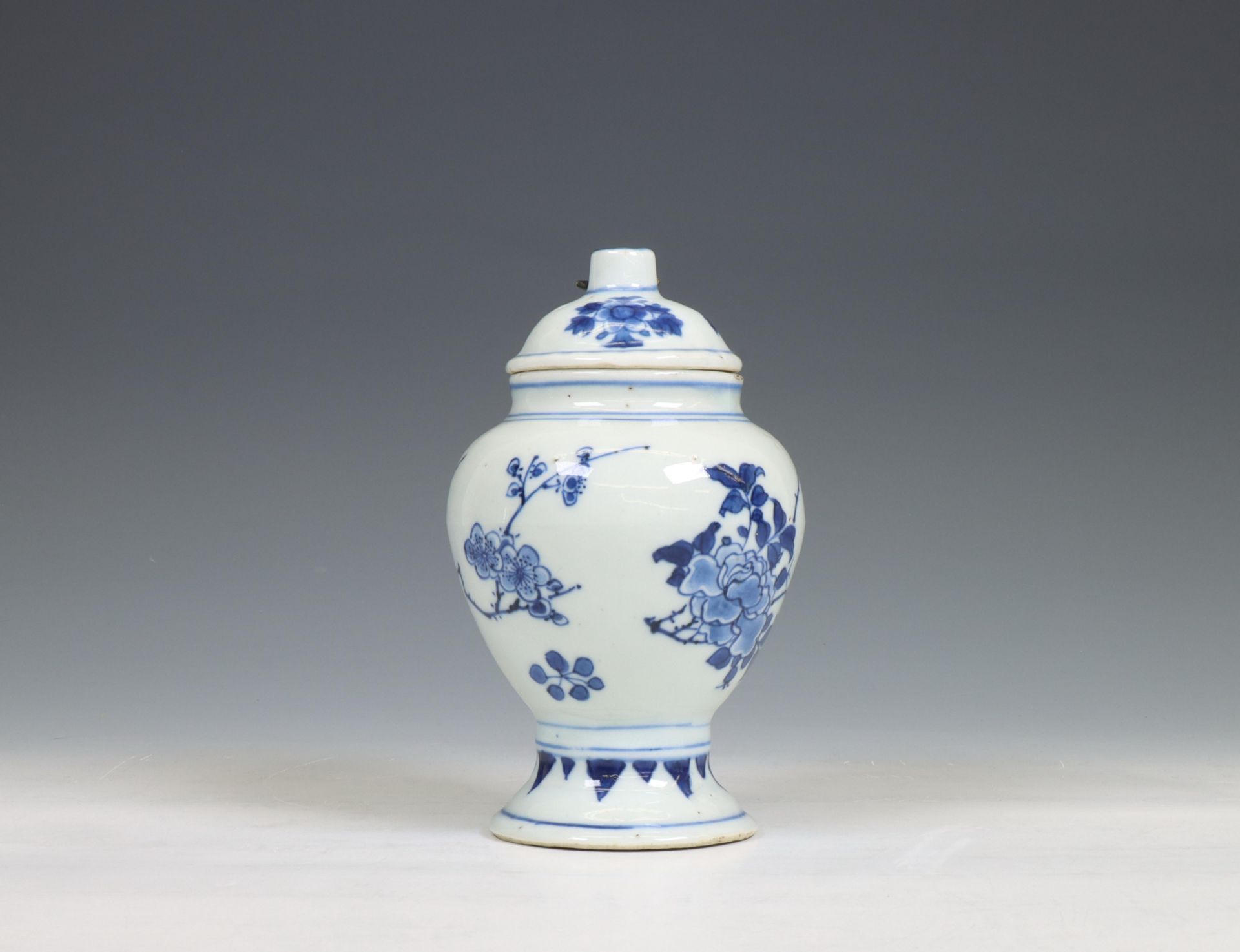 China, a Transitional silver-mounted blue and white mustard-pot and associated cover, mid 17th centu - Bild 3 aus 6