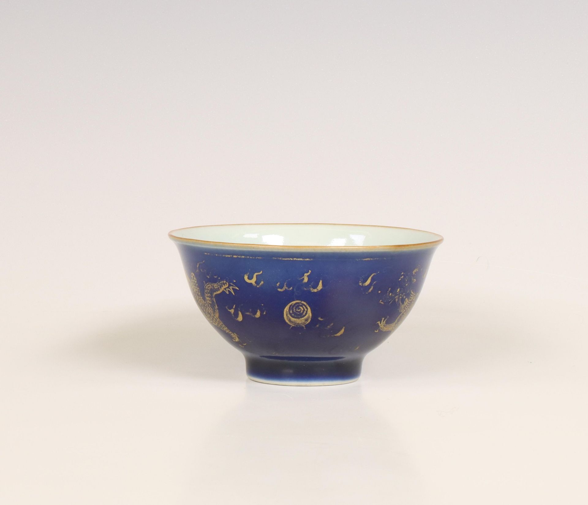 China, powder-blue-ground gilt-decorated bowl, late Qing dynasty (1644-1912), - Bild 6 aus 6