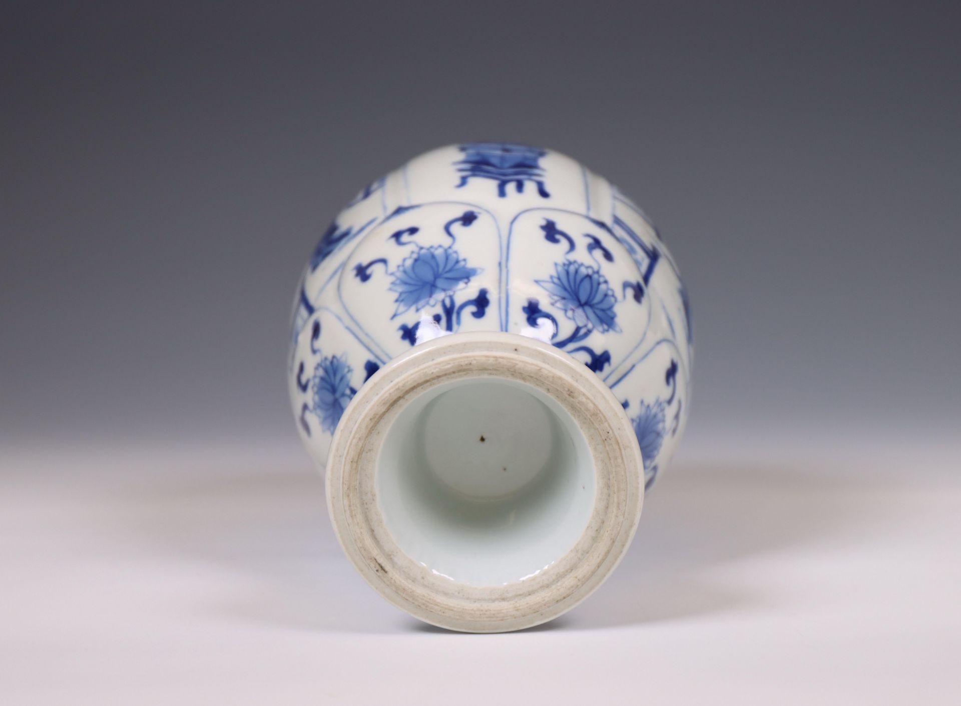 China, a blue and white porcelain oviform vase, Kangxi period (1662-1722), - Bild 4 aus 5