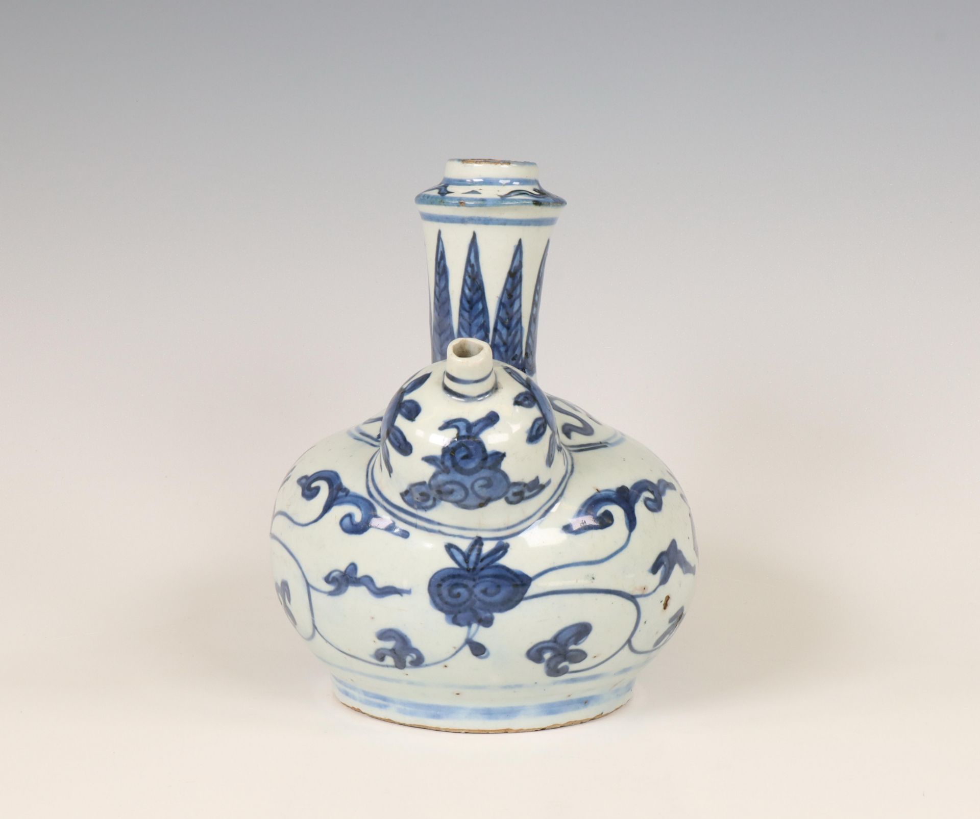 China, blue and white porcelain kendi, late Ming dynasty (1368-1644), - Bild 3 aus 6