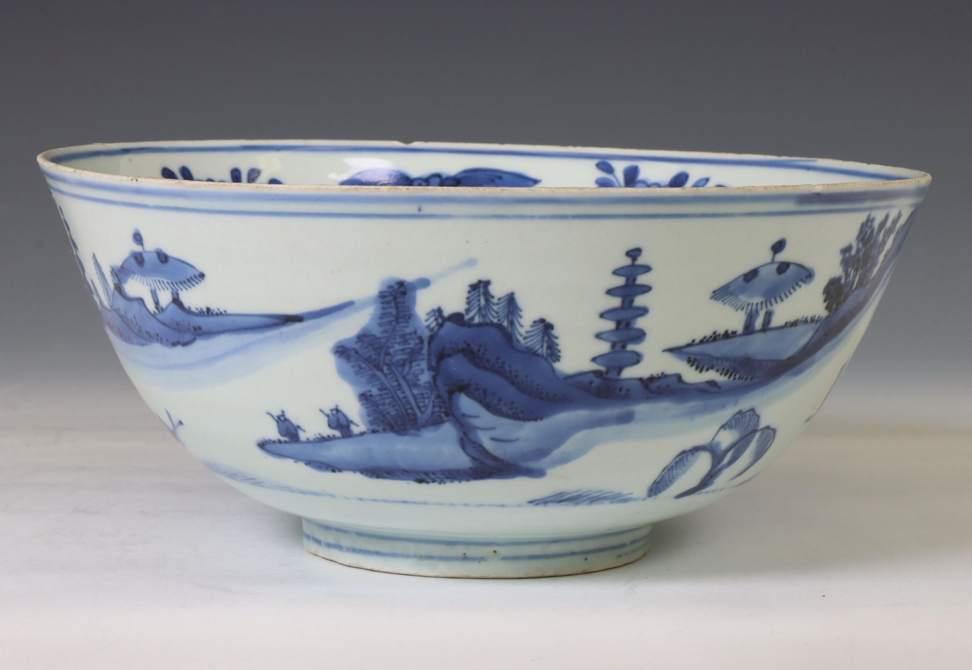 China, blue and white porcelain bowl, 17th century, - Bild 2 aus 2