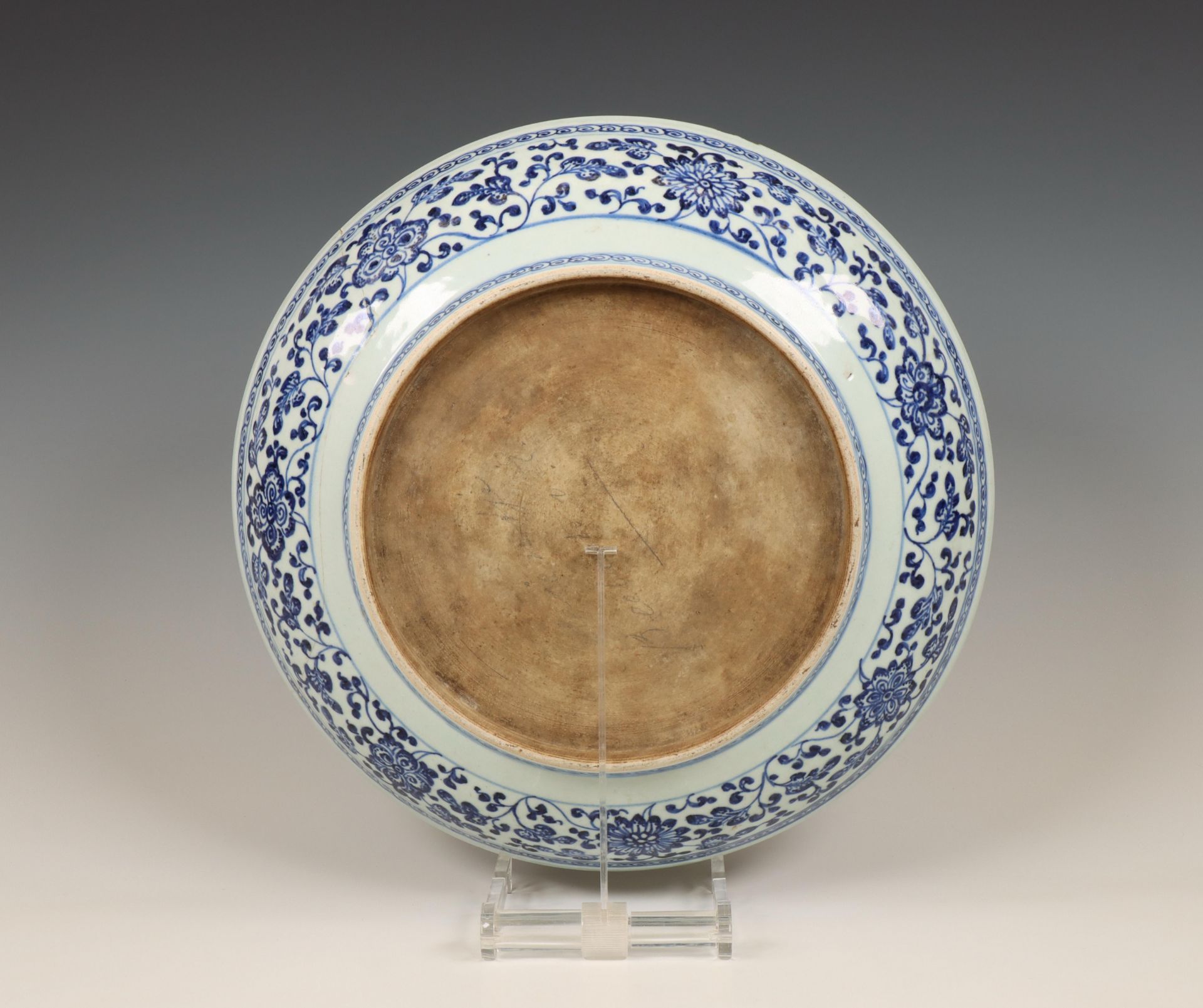 China, blue and white porcelain 'lotus' dish, late Qing dynasty (1644-1912), - Bild 3 aus 3