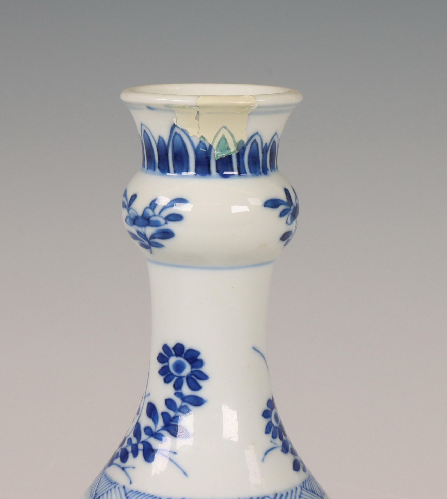 China, a pair of blue and white garlic-head vases, Kangxi period (1662-1722), - Image 7 of 8