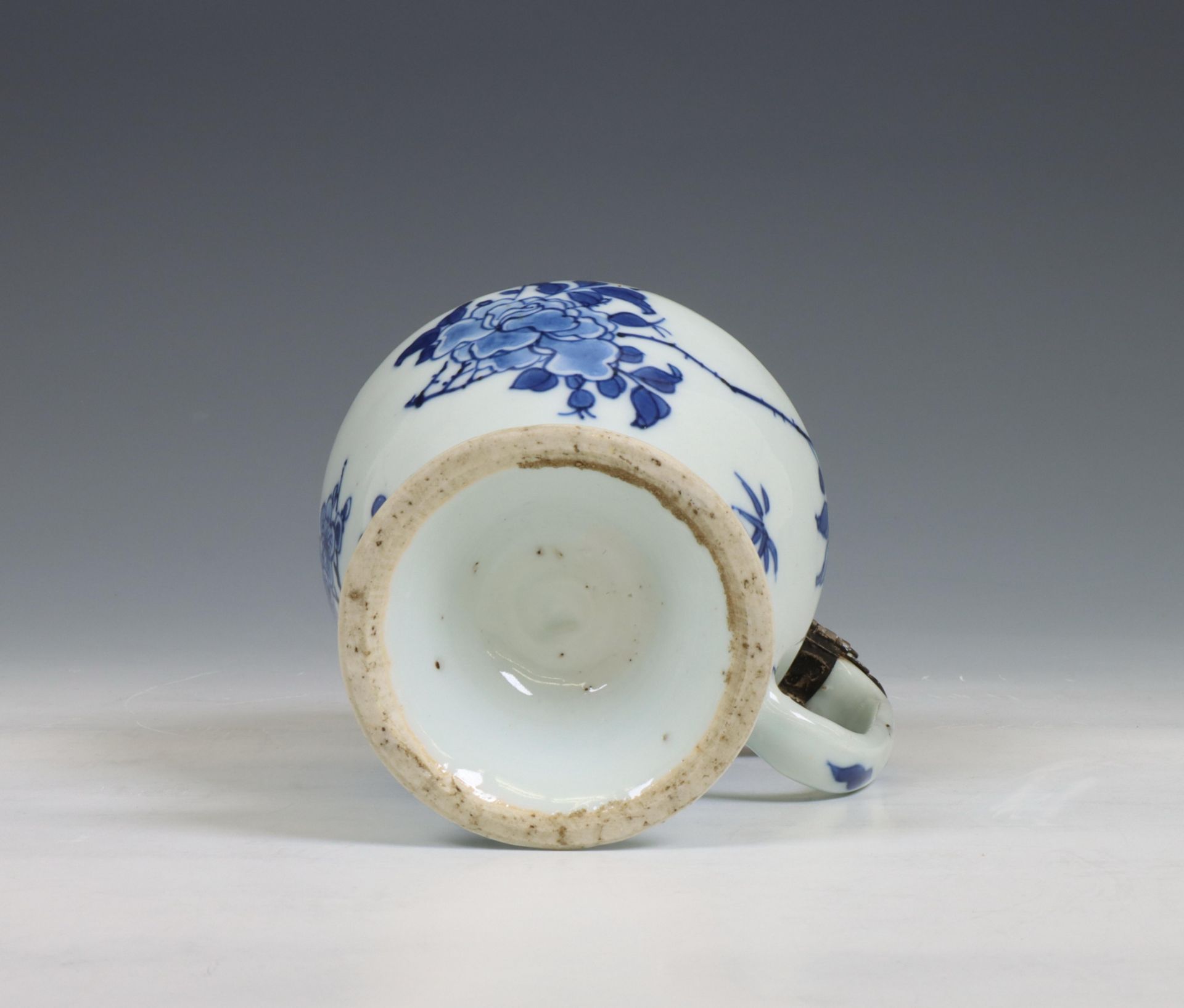 China, a Transitional silver-mounted blue and white mustard-pot and associated cover, mid 17th centu - Image 5 of 6