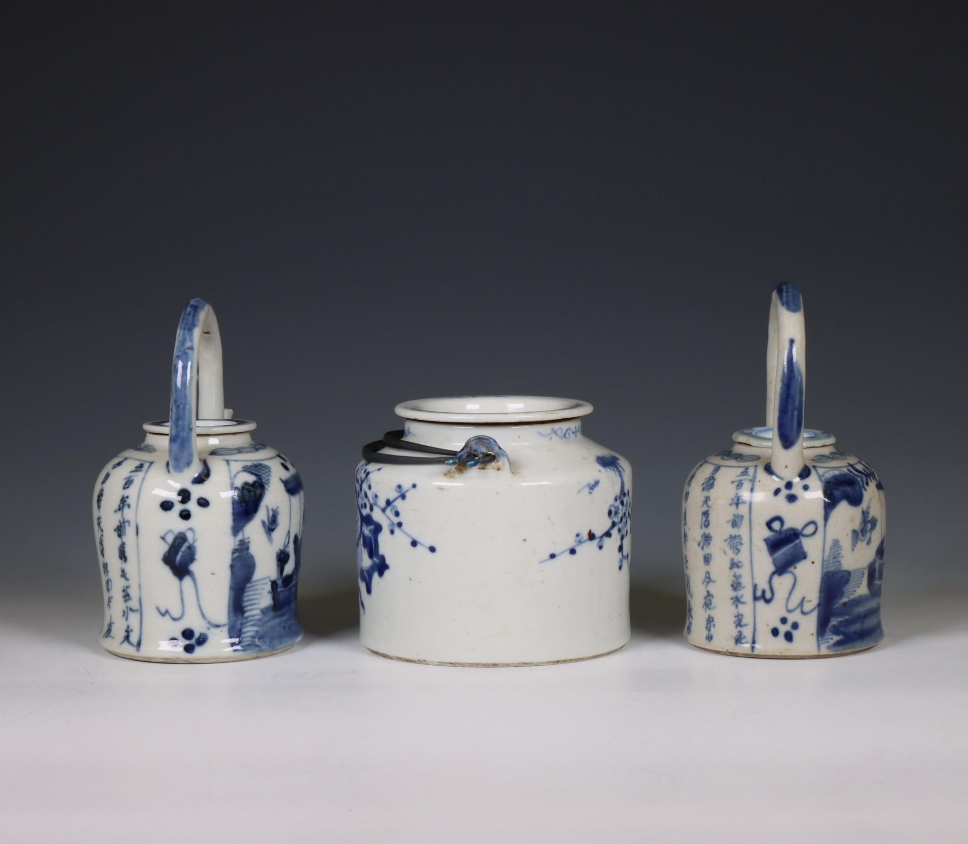 China, three blue and white porcelain teapots and covers, 19th-20th century, - Bild 6 aus 6