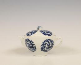 China, a blue and white porcelain 'chilong' teapot and cover, late Qing dynasty (1644-1912),