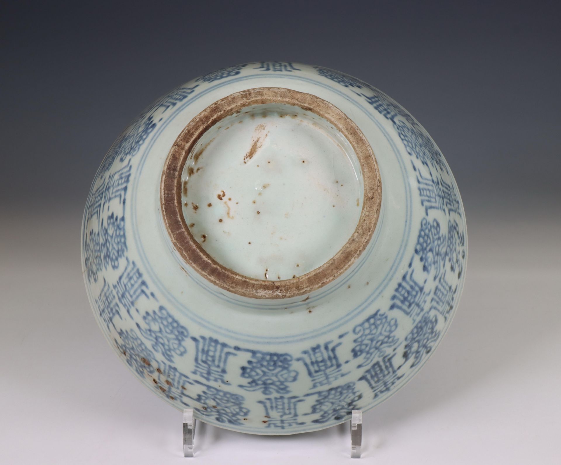 China, a blue and white shou-character bowl, ca. 1900, - Bild 5 aus 6