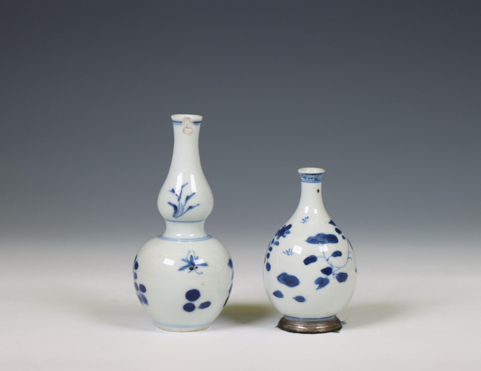 China, two blue and white porcelain vases, Kangxi period (1662-1722), - Bild 4 aus 4