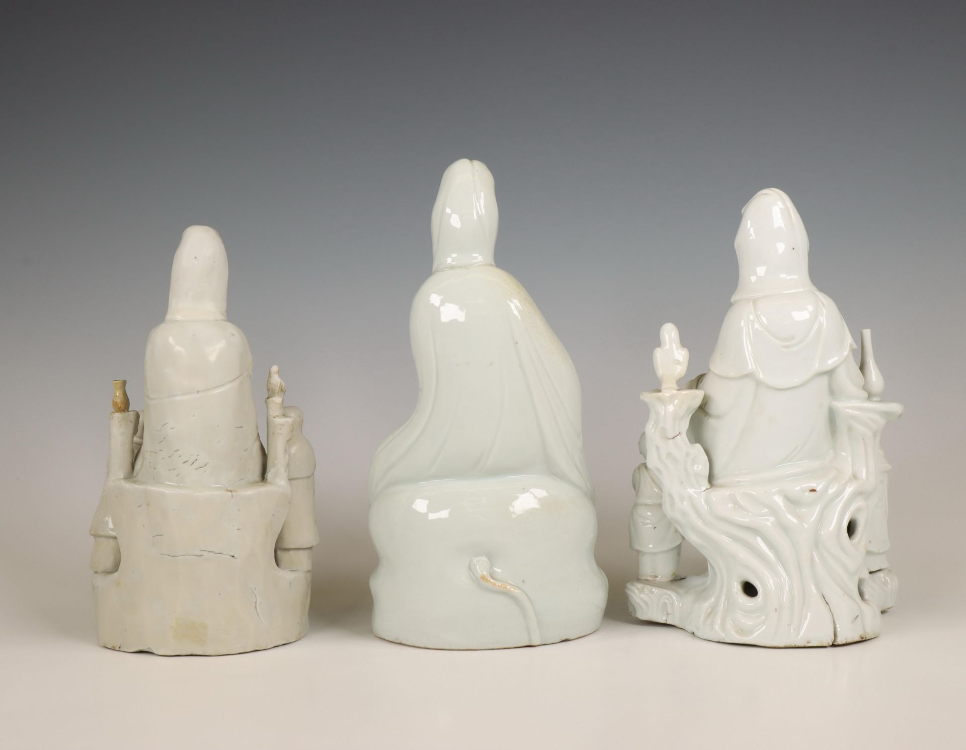 China, three Dehua porcelain figures of Guanyin, 20th century, - Bild 2 aus 2