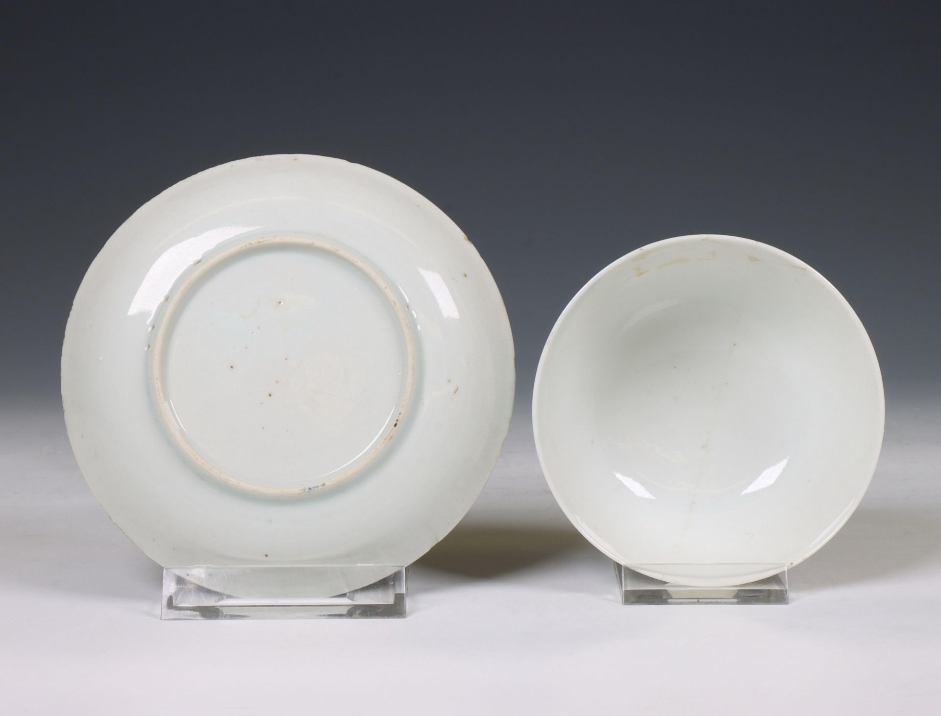 China, a small collection of Mandarin famille rose porcelain, 19th century, - Bild 5 aus 7