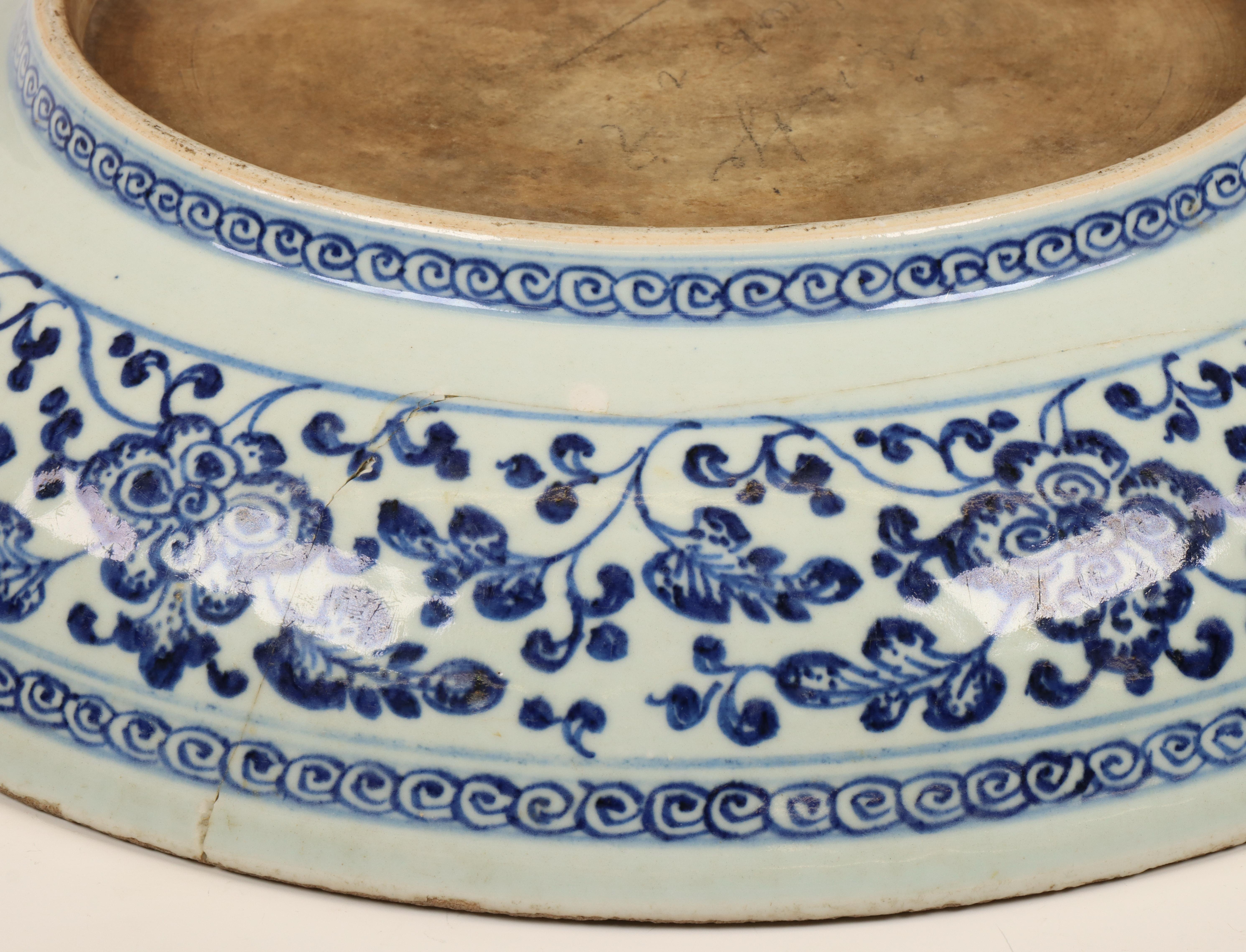 China, blue and white porcelain 'lotus' dish, late Qing dynasty (1644-1912), - Image 2 of 3