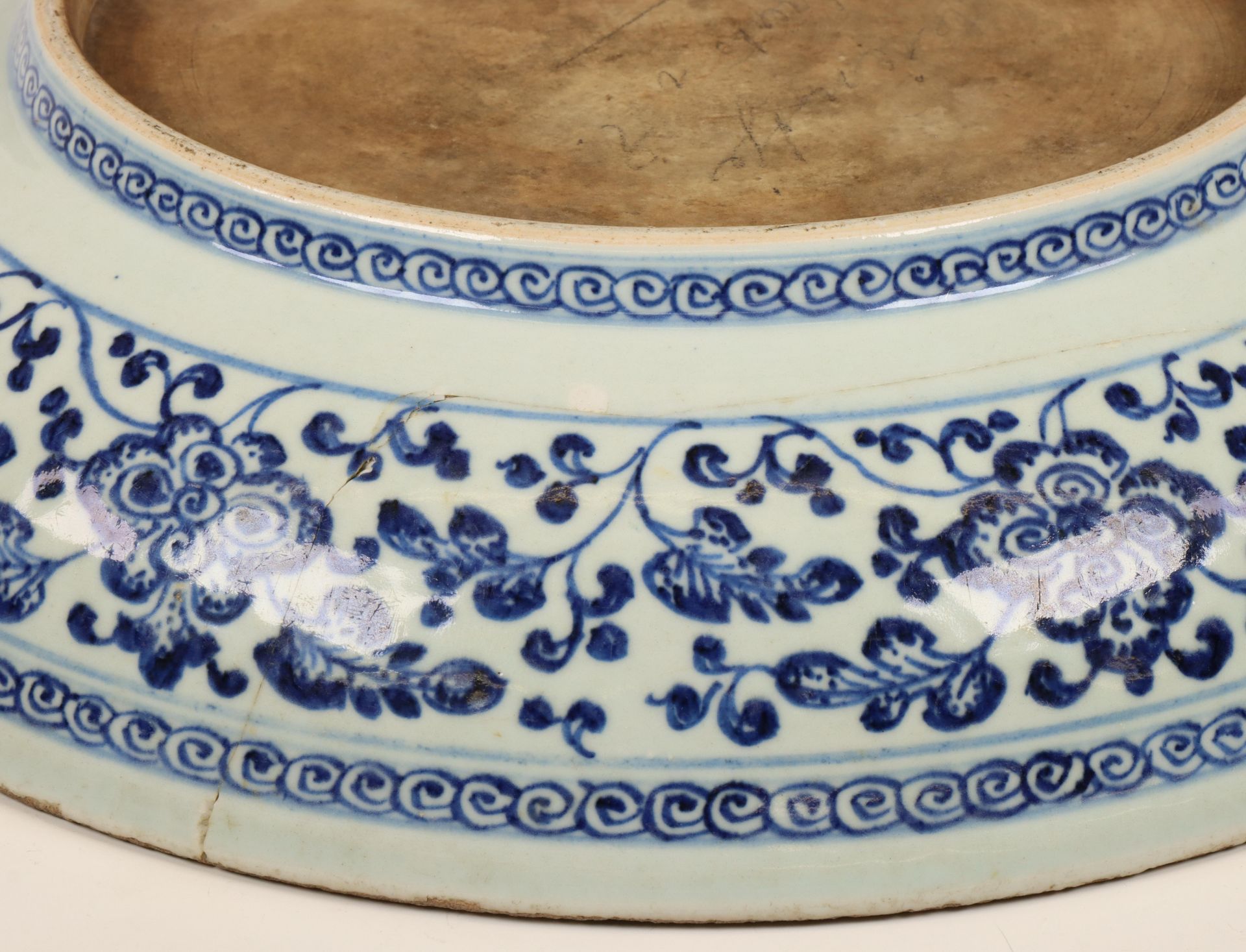 China, blue and white porcelain 'lotus' dish, late Qing dynasty (1644-1912), - Bild 2 aus 3