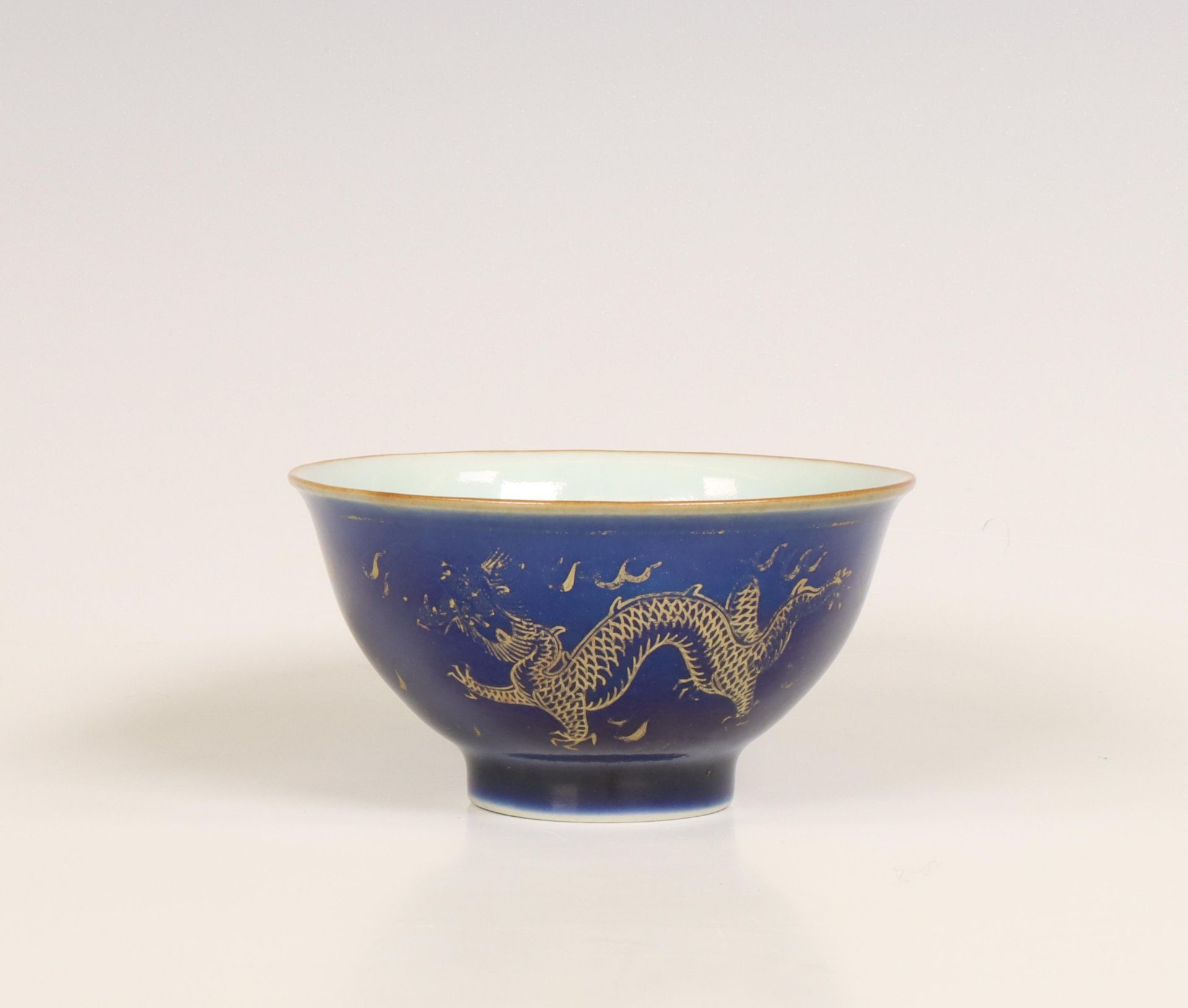 China, powder-blue-ground gilt-decorated bowl, late Qing dynasty (1644-1912), - Bild 2 aus 6