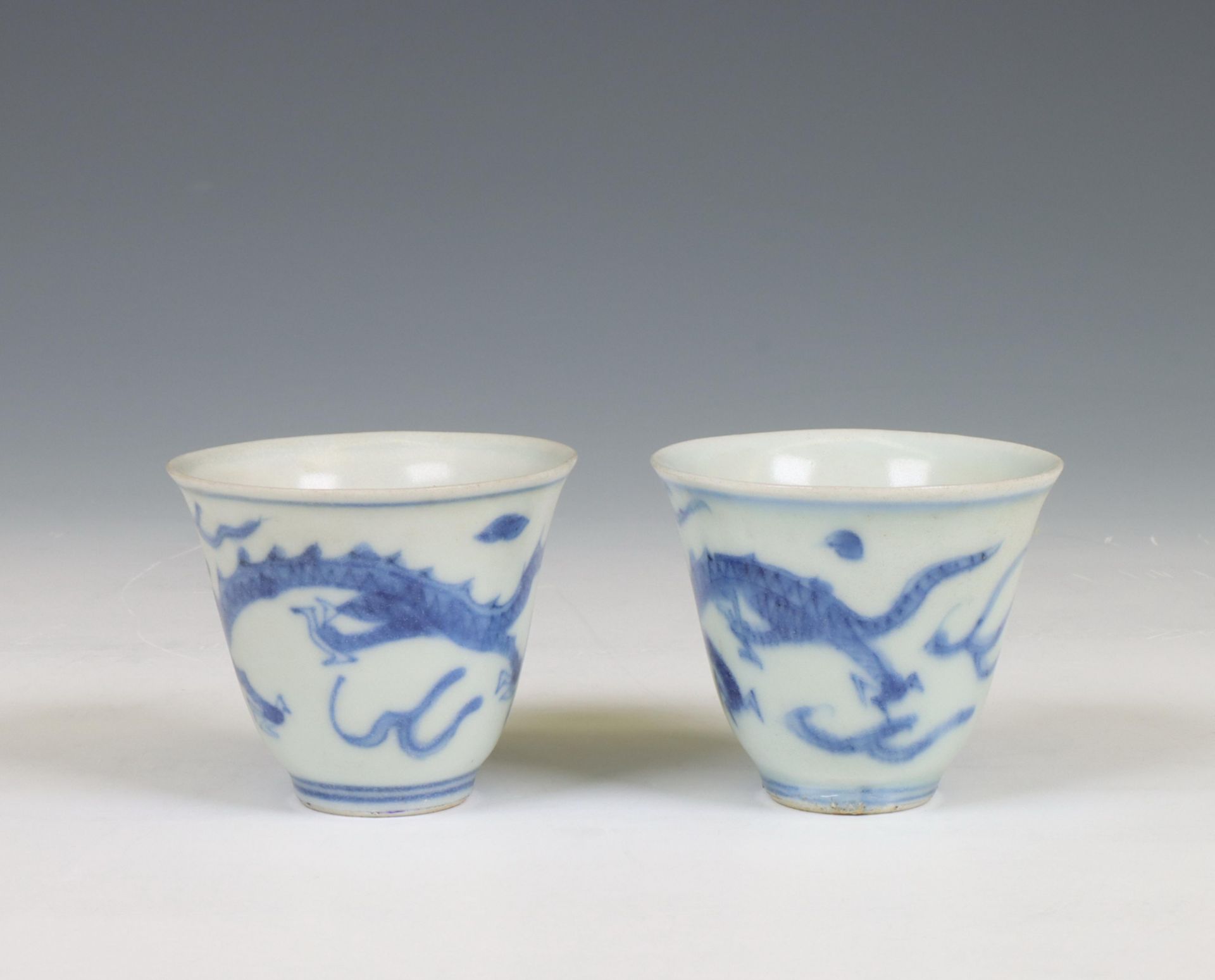 China, a pair of blue and white porcelain 'Hatcher Cargo' 'dragon' wine cups, circa 1640, - Image 7 of 7