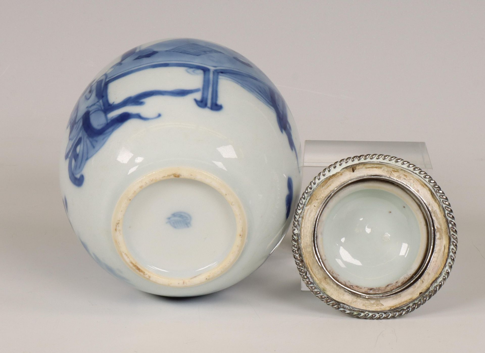 China, a silver-mounted blue and white porcelain oviform jar and cover, Kangxi period (1662-1722), t - Bild 7 aus 8