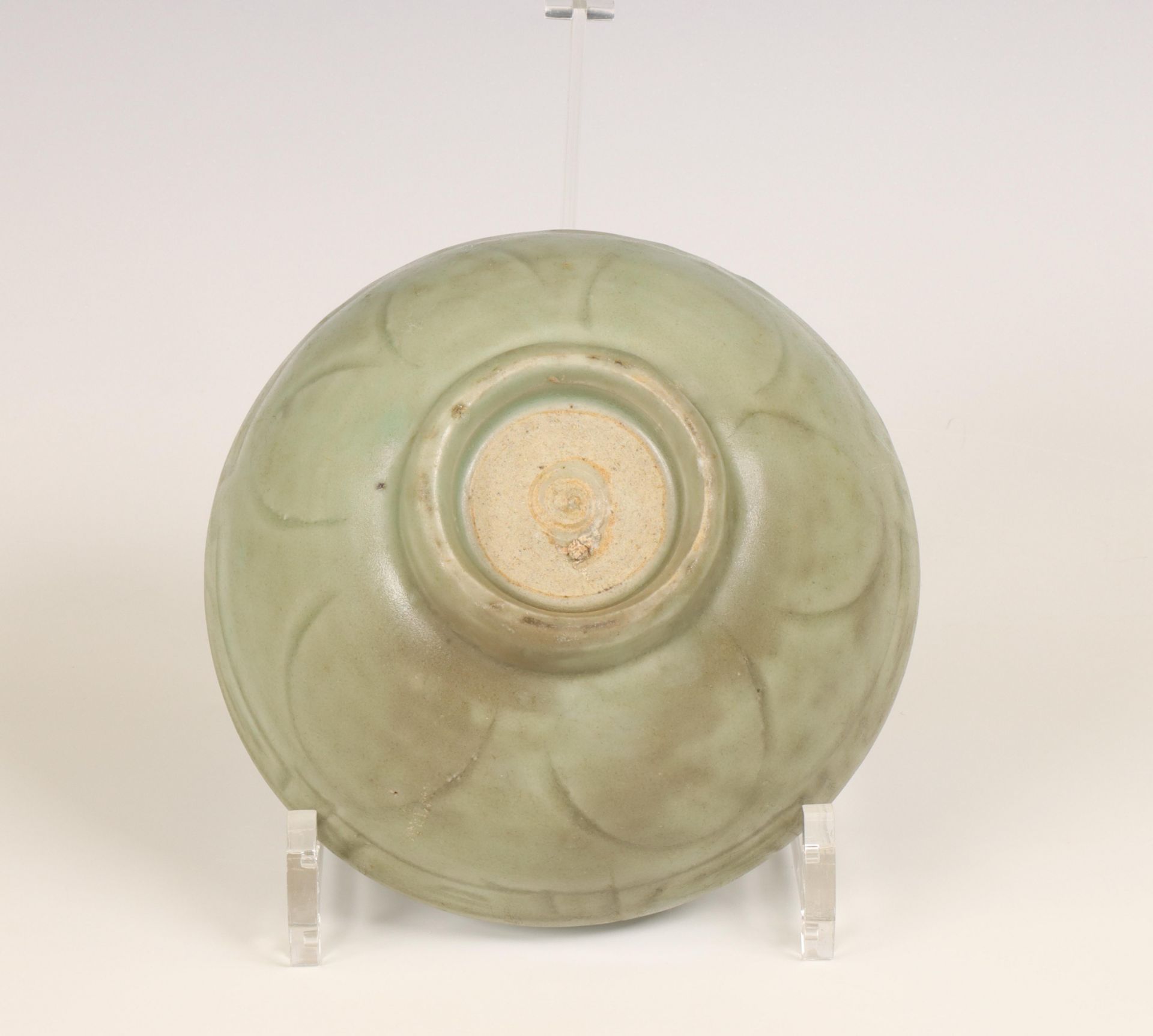 China, celadon-glazed bowl, Song dynasty (960-1279), - Bild 2 aus 3