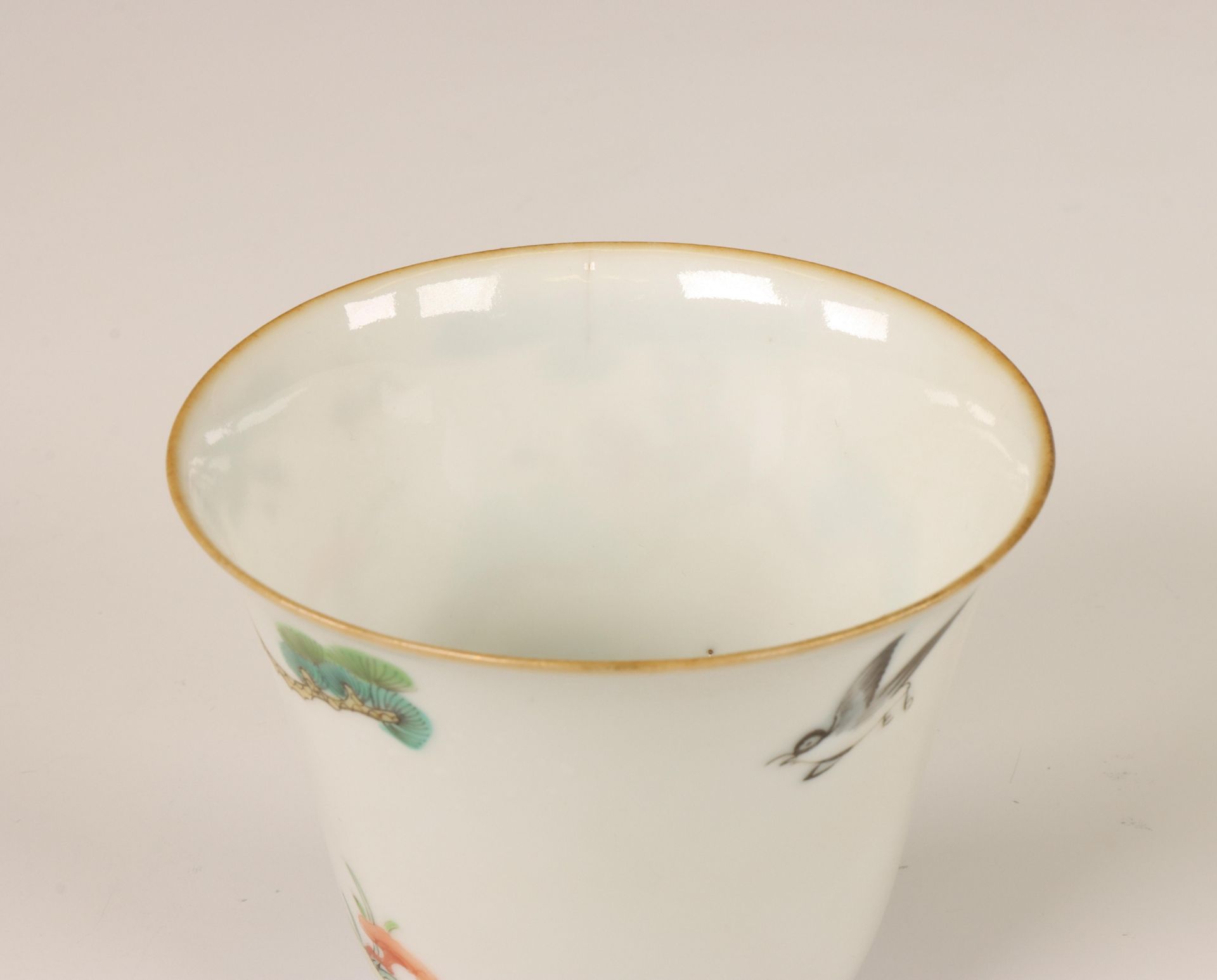 China, a set of seven famille verte auspicious 'deer and monkey' saucers with one cup, late 19th/ ea - Bild 3 aus 4