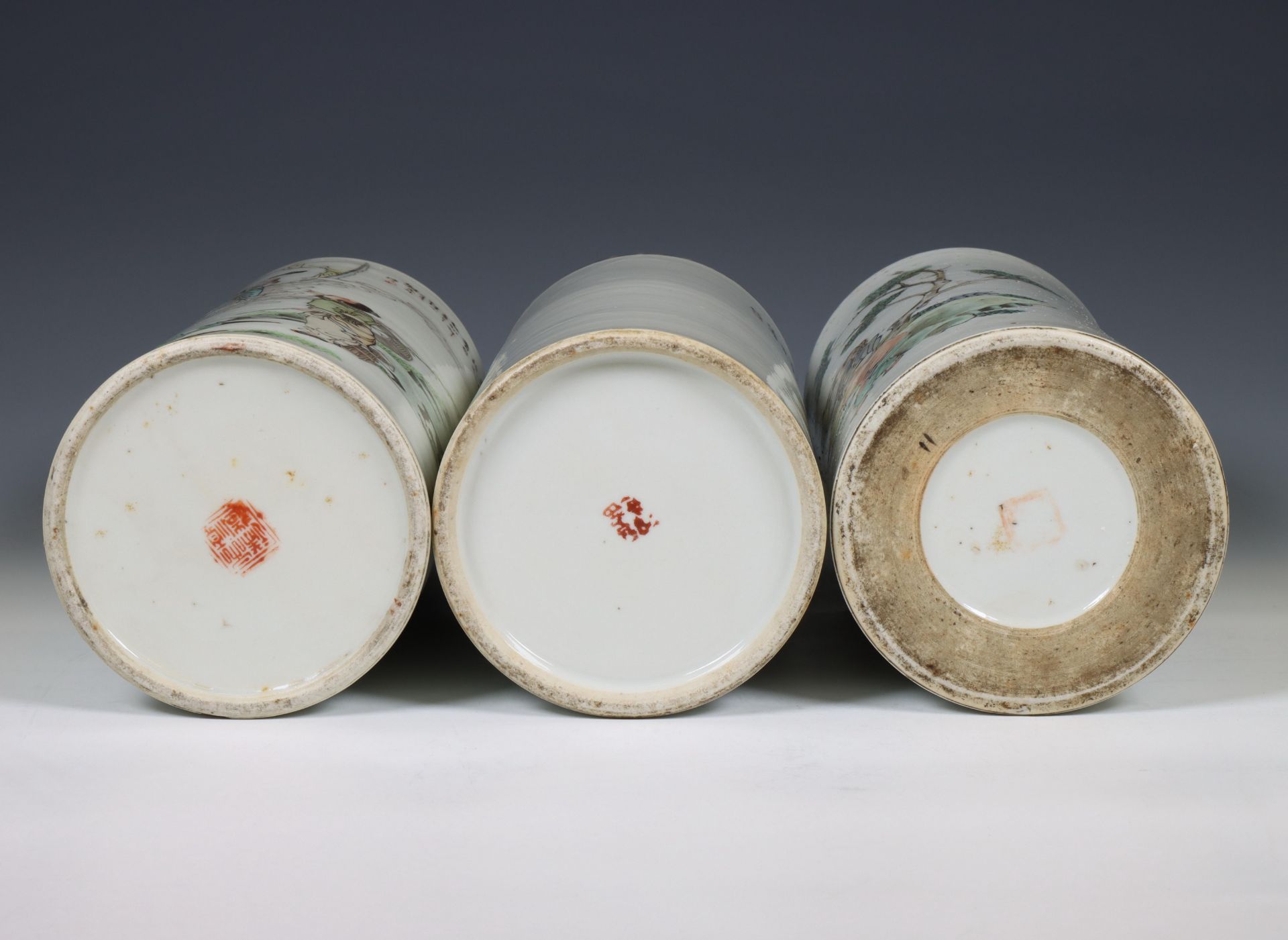 China, three famille verte porcelain cylindrical vases, modern, - Bild 2 aus 3