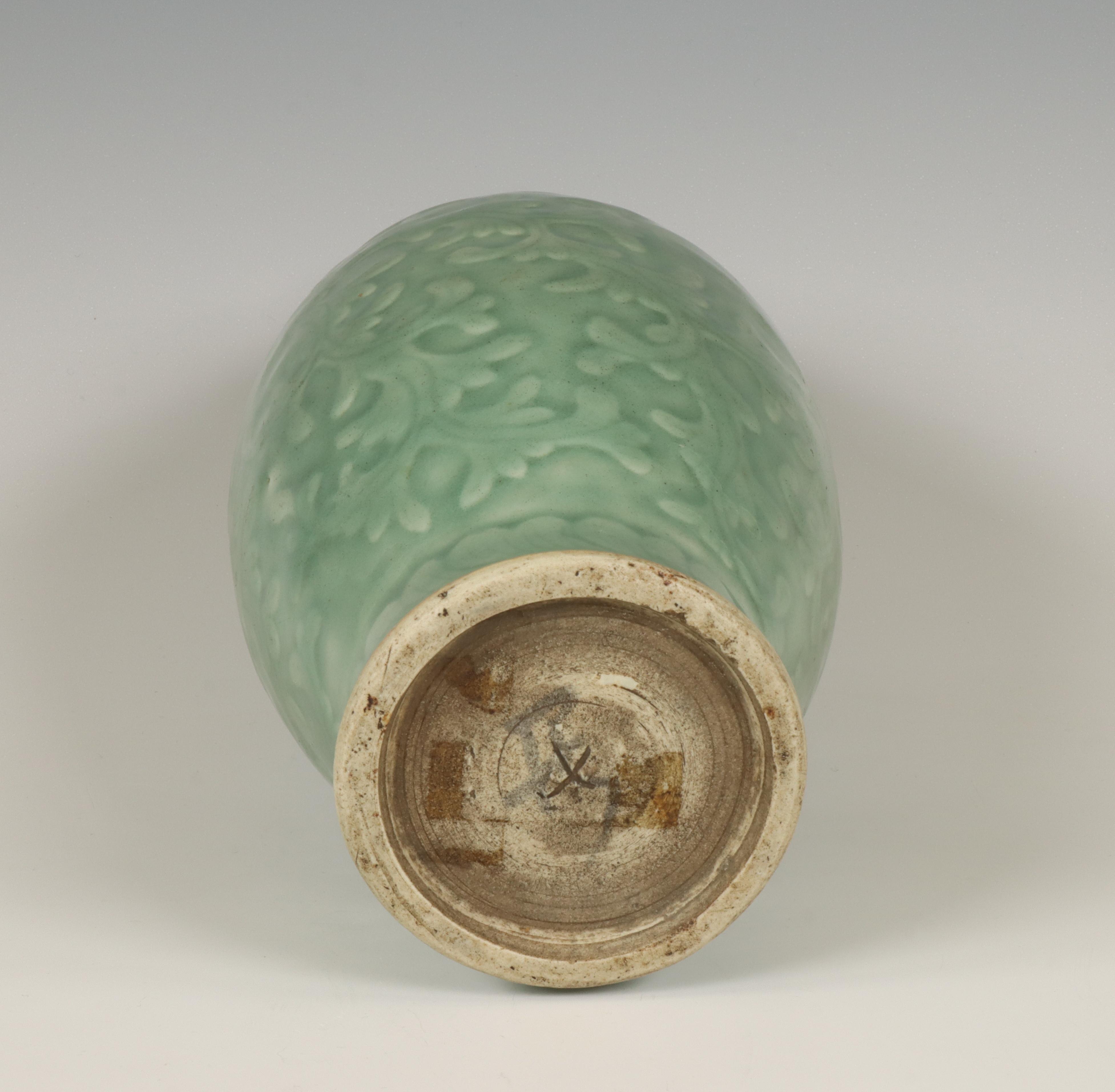 China, celadon-glazed vase, 20th century, - Bild 4 aus 5