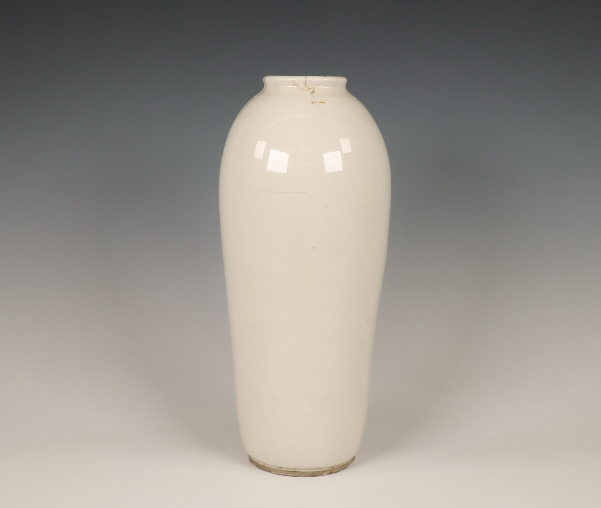 China, white-glazed vase, 19th century, - Bild 4 aus 4