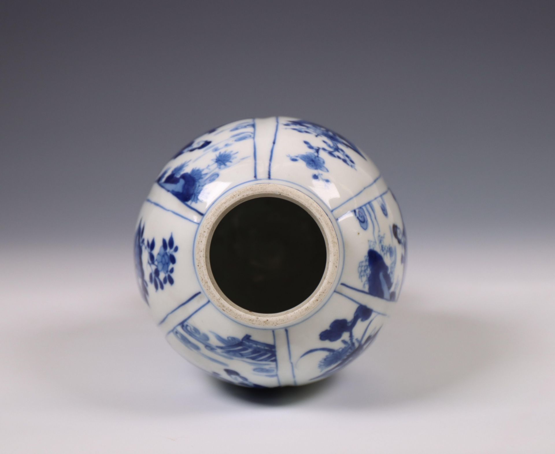 China, a blue and white porcelain oviform vase, Kangxi period (1662-1722), - Bild 3 aus 5