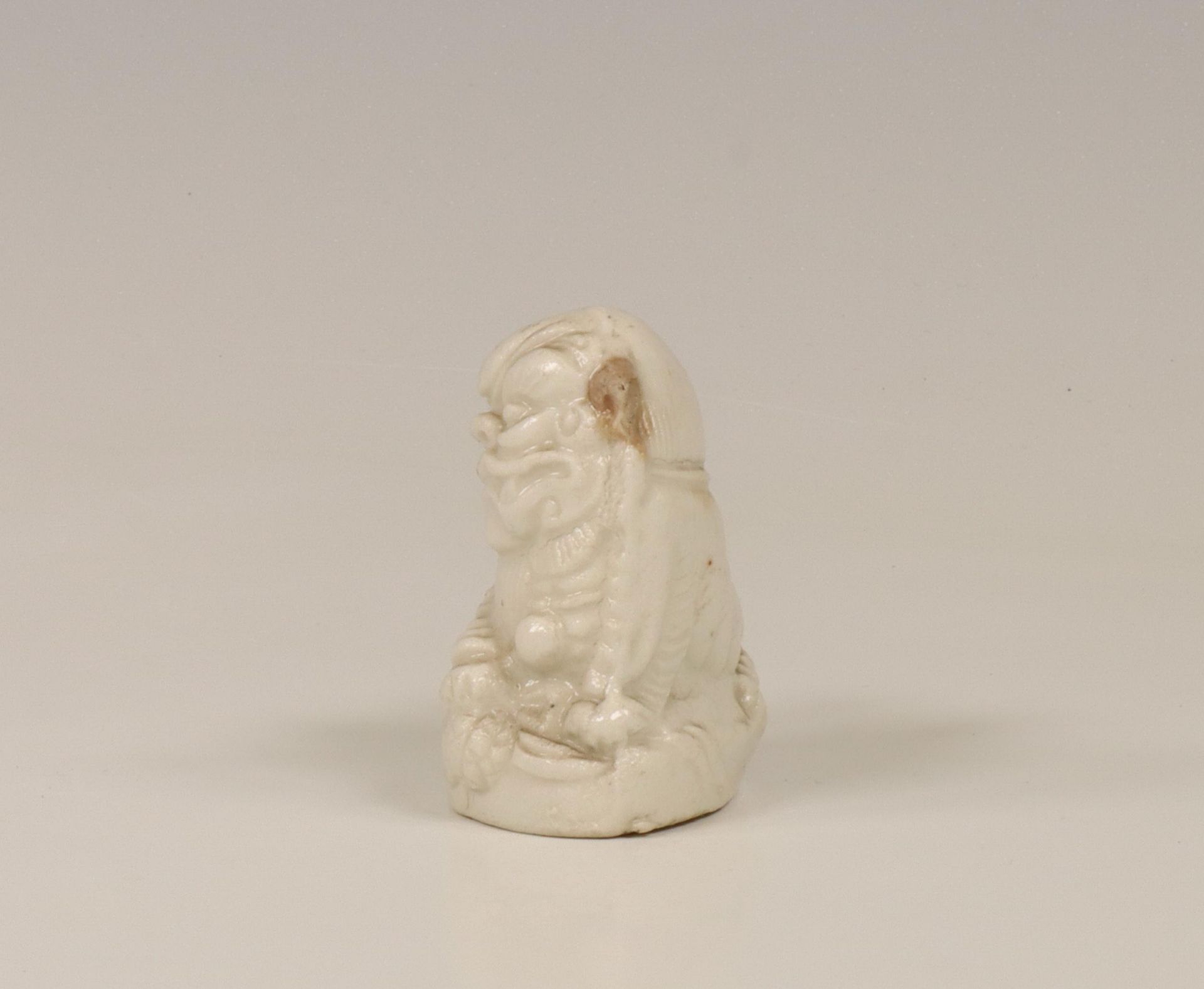 China, Dehua porcelain 'Buddhist lion' water dropper, late Qing dynasty (1644-1912), - Bild 5 aus 5