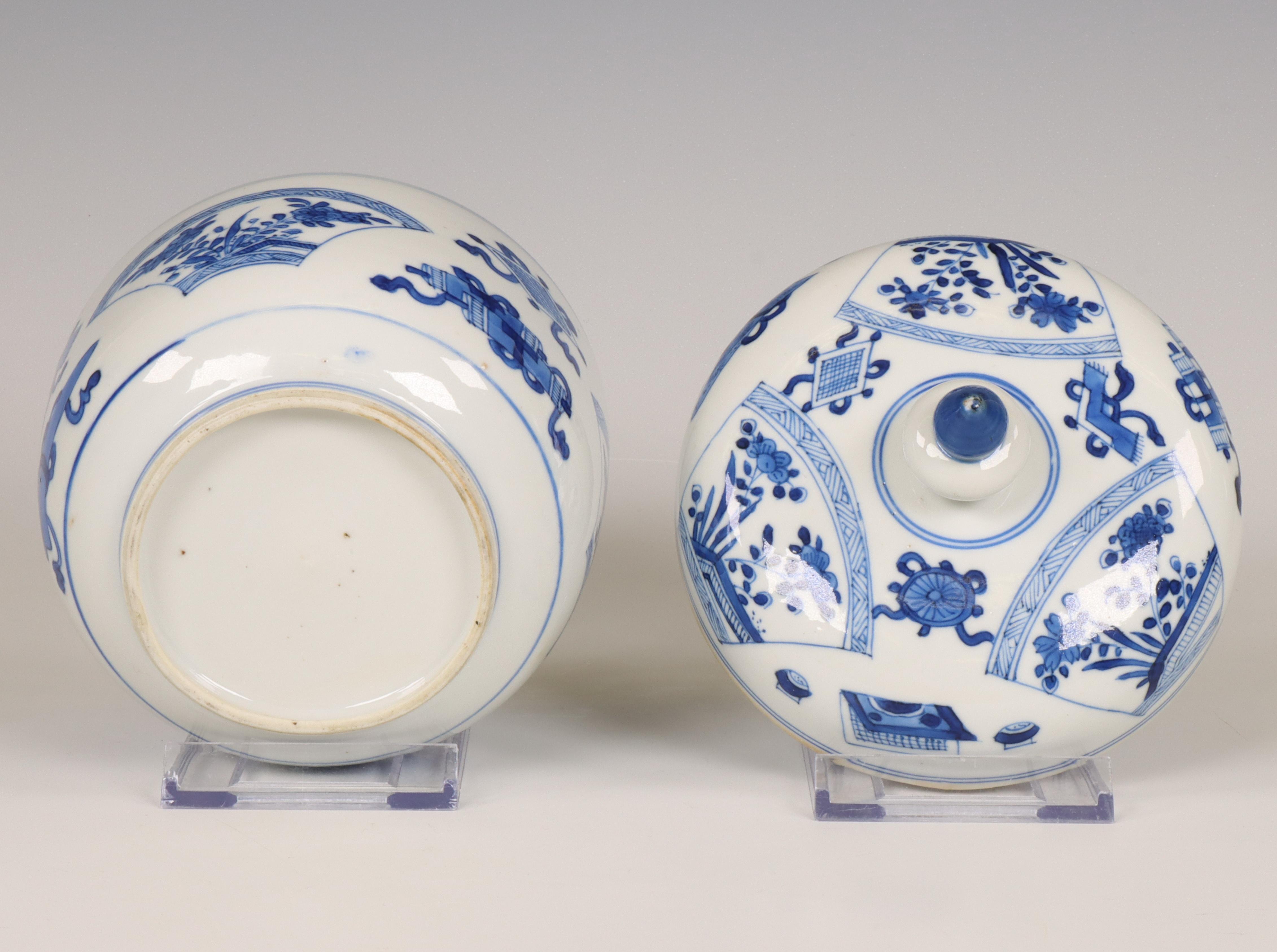 China, a blue and white porcelain box and cover, Kangxi period (1662-1722), - Image 6 of 7