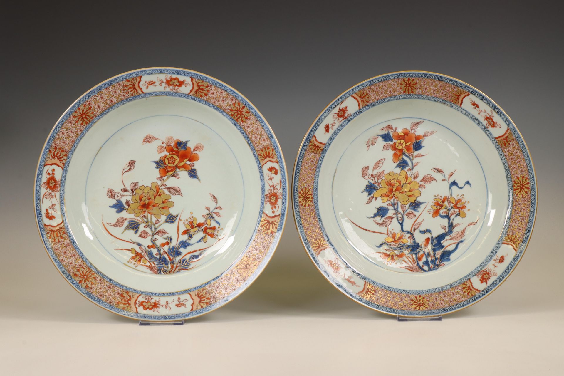 China, a pair of Imari porcelain dishes, 18th century,