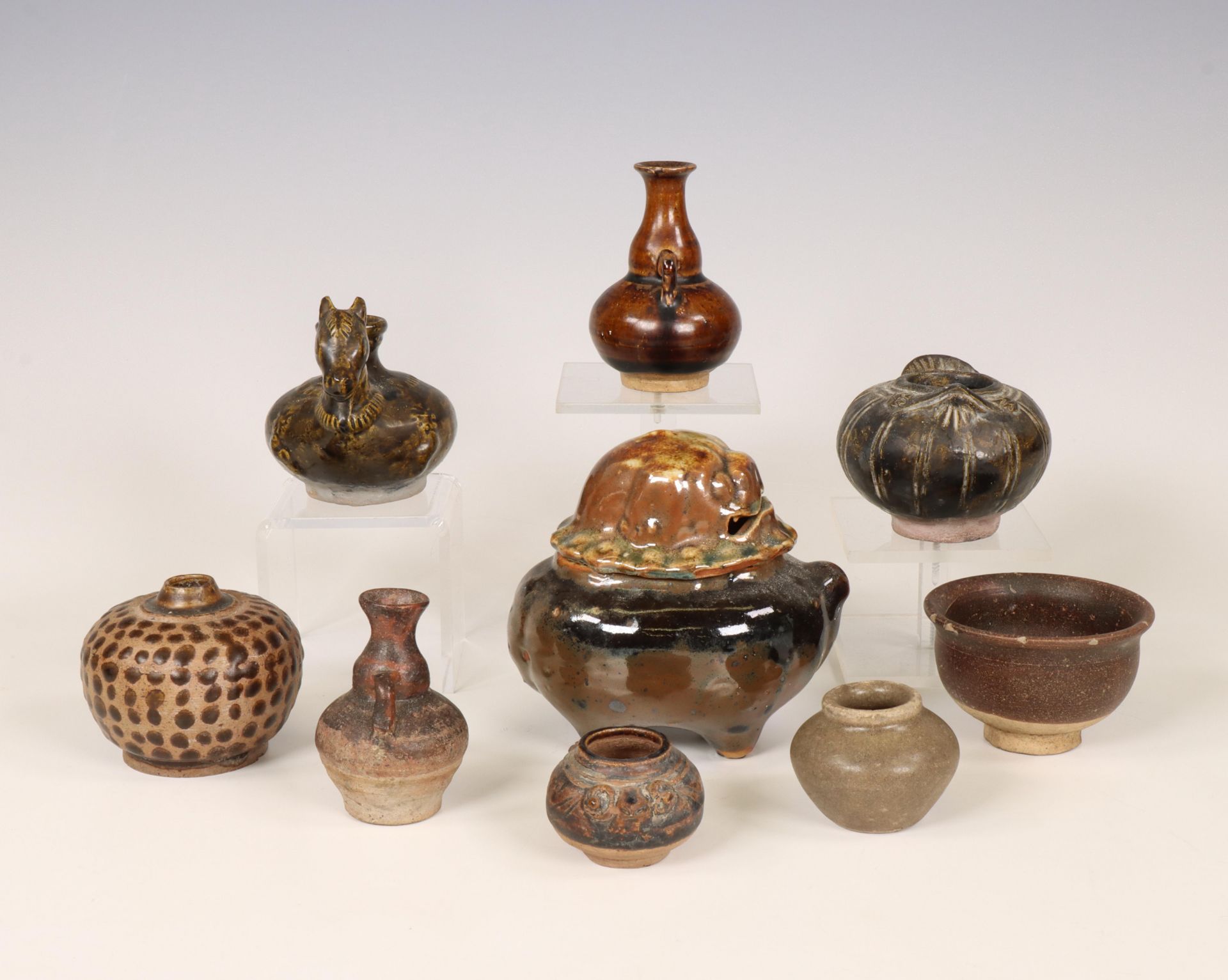 China, a collection of brown-glazed objects, possibly Song dynasty (960-1279) and later, - Bild 3 aus 4