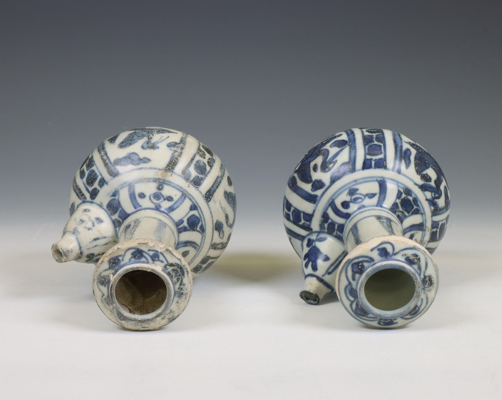 China, two blue and white porcelain 'Hatcher Cargo' kendi's, circa 1640, - Bild 4 aus 6