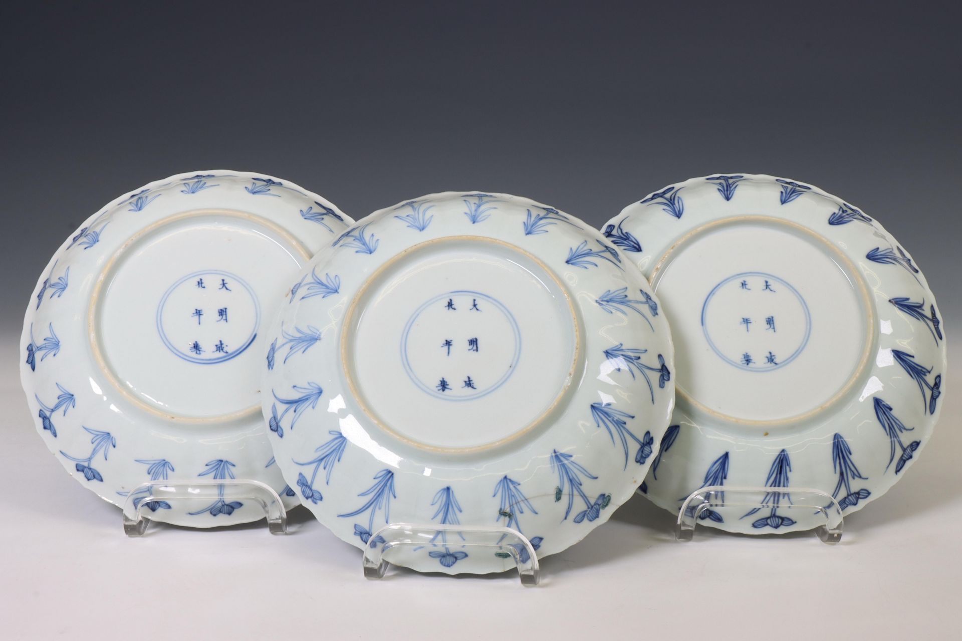 China, set of three blue and white porcelain 'lotus' dishes, Kangxi period (1662-1722), - Image 3 of 3