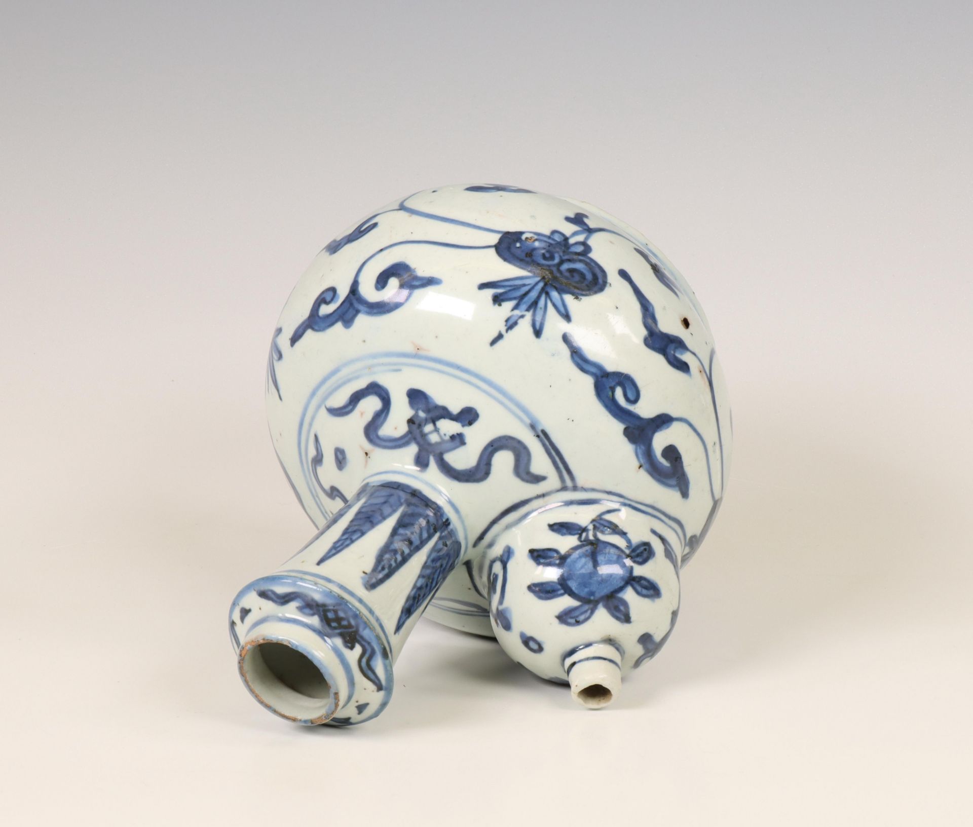China, blue and white porcelain kendi, late Ming dynasty (1368-1644), - Bild 4 aus 6