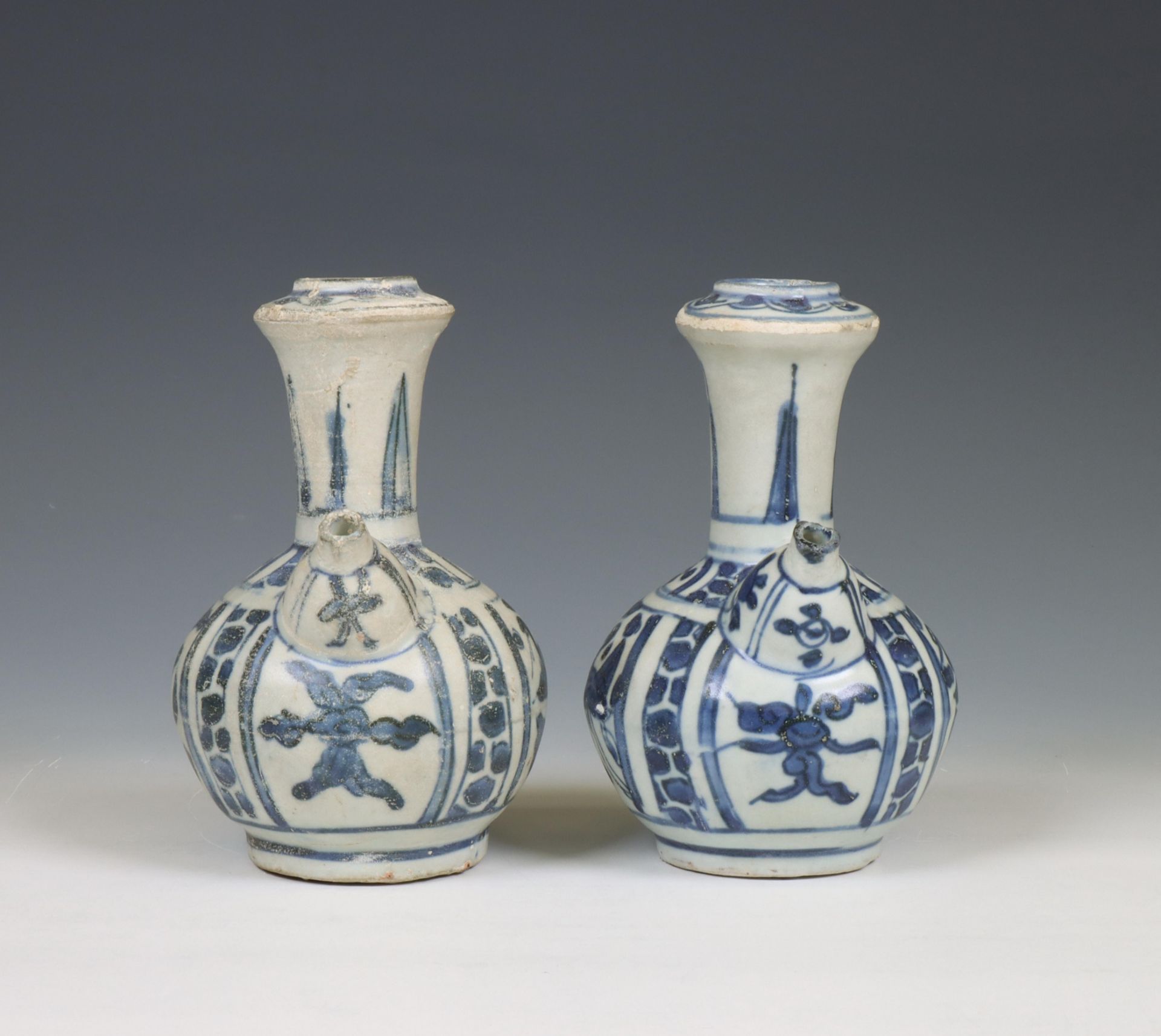 China, two blue and white porcelain 'Hatcher Cargo' kendi's, circa 1640, - Bild 3 aus 6