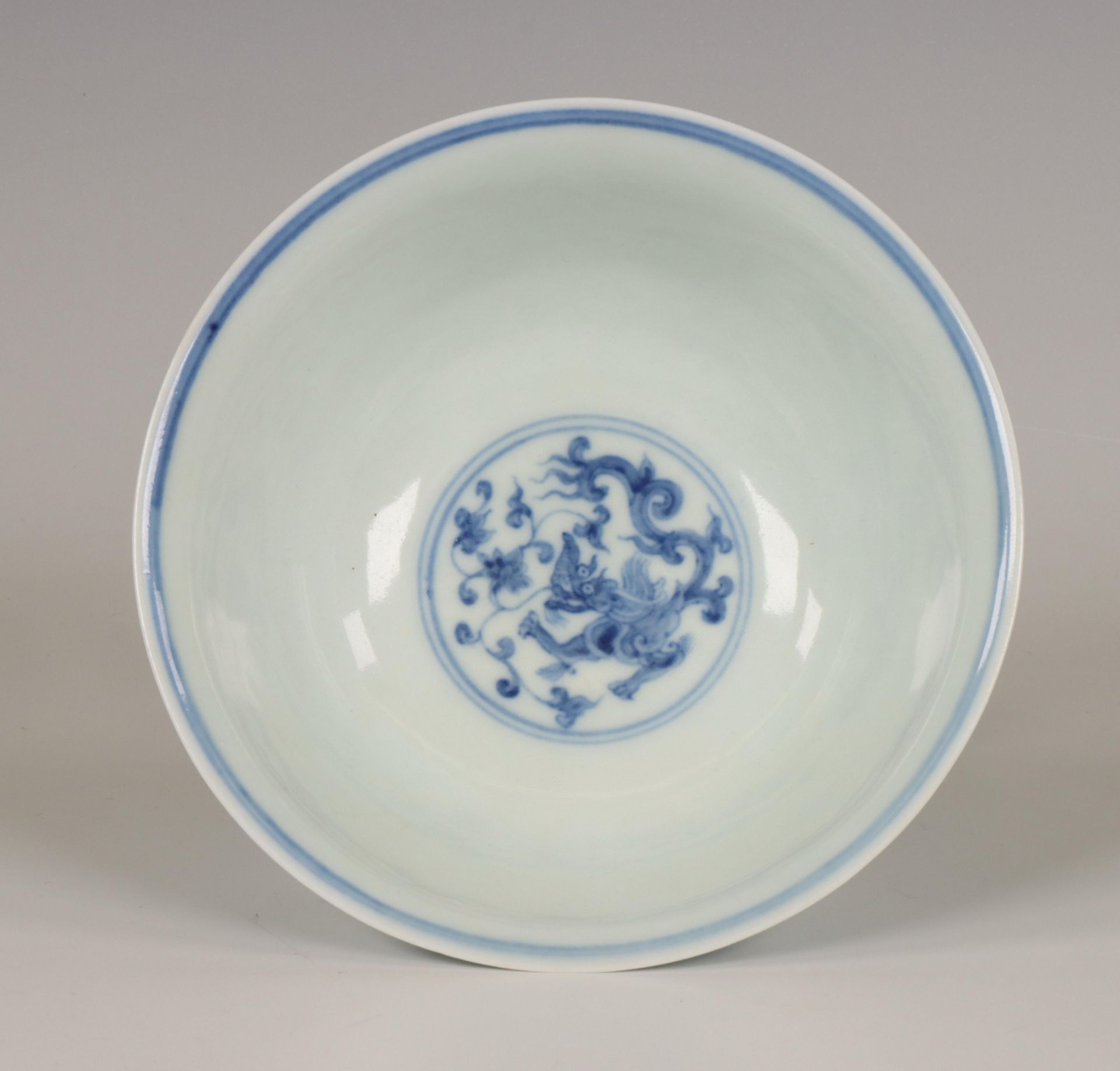 China, a blue and white porcelain 'dragon' stem cup, 19th/ 20th century, - Bild 3 aus 3