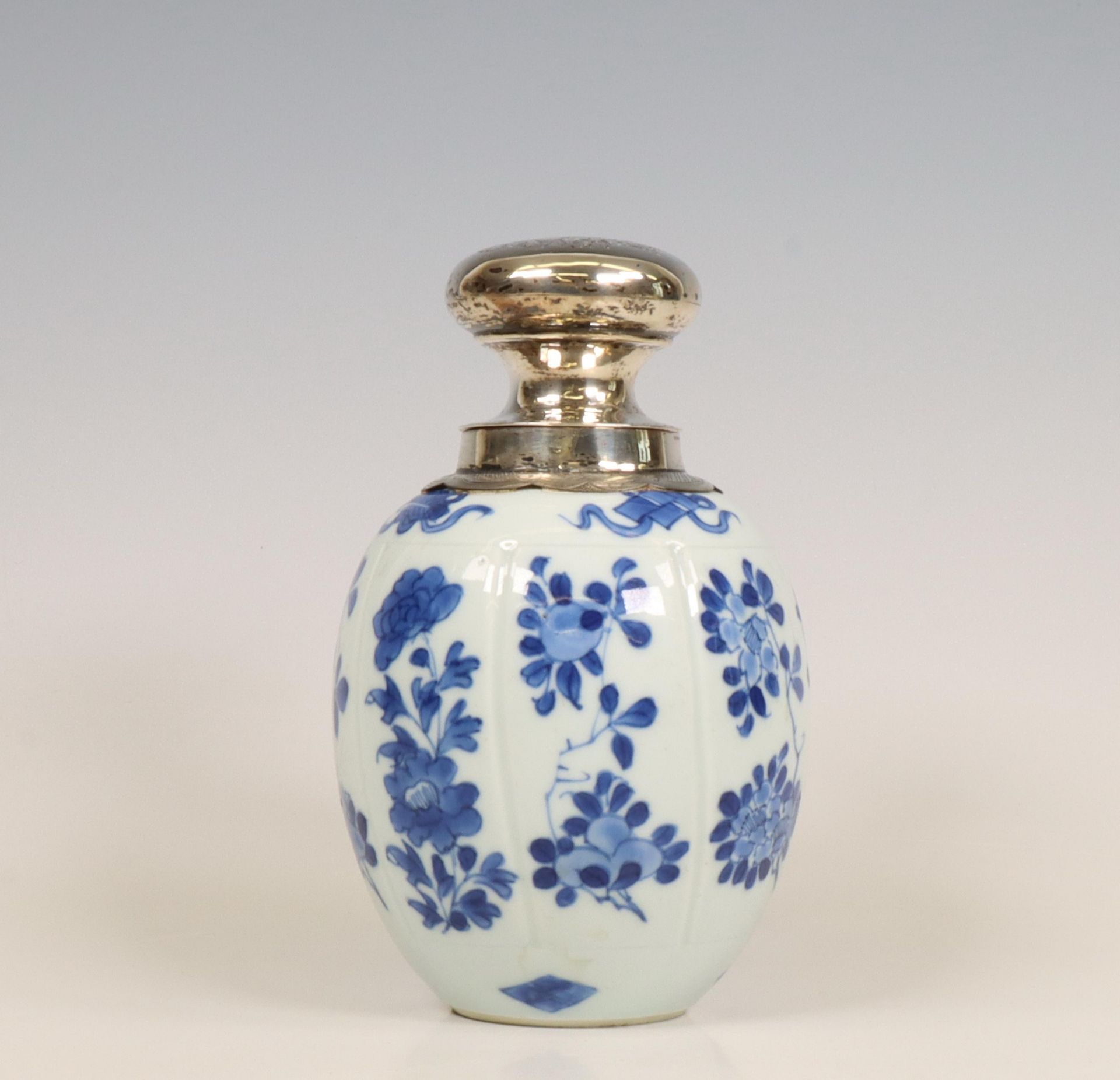 China, a silver-mounted blue and white porcelain tea-caddy, Kangxi (1662-1722), the silver later, - Image 6 of 6