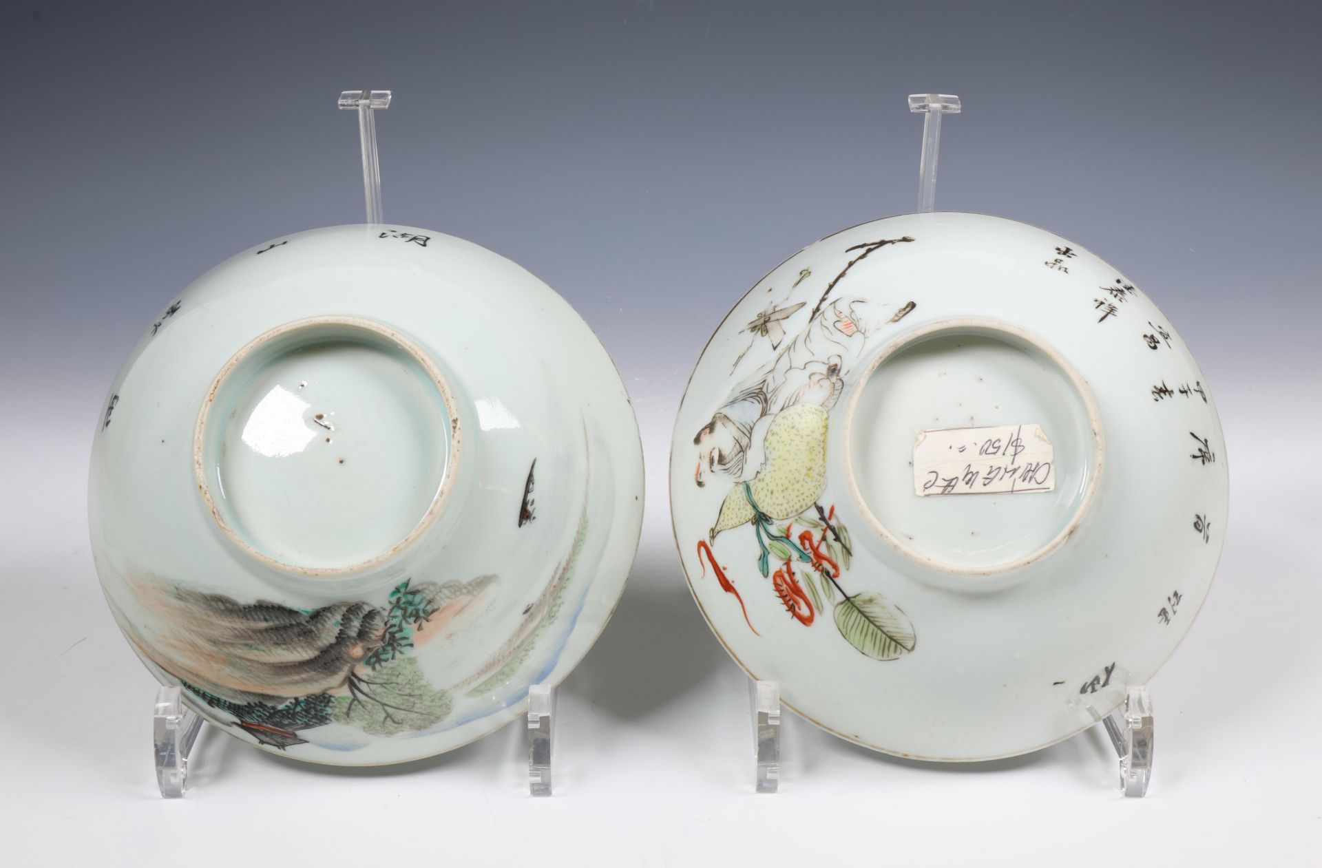China, two famille verte porcelain 'calligraphic' bowls, 20th century, - Bild 2 aus 4