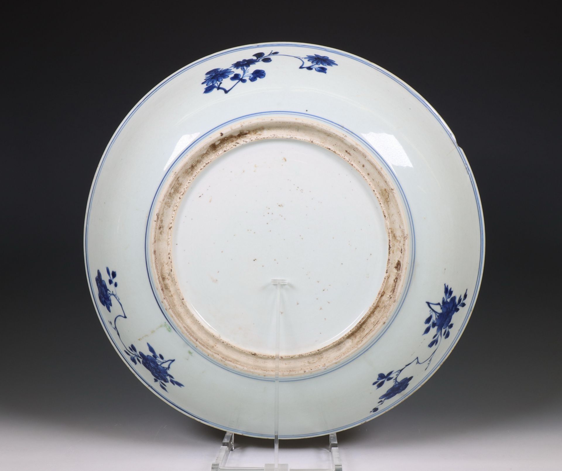 China, large blue and white porcelain floral dish, 18th-19th century, - Bild 3 aus 3