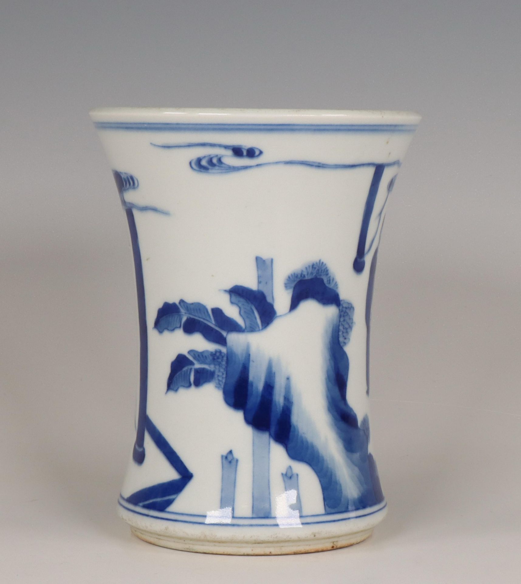 China, a blue and white porcelain brush-pot, bitong, Kangxi period (1662-1722), - Bild 2 aus 6