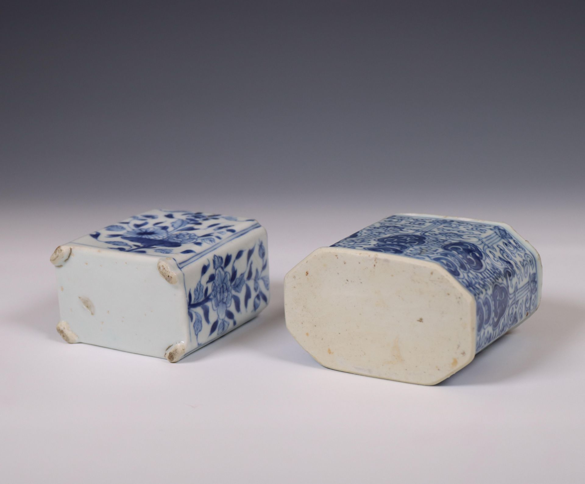 China, two blue and white porcelain tea-caddies, 18th century, - Bild 3 aus 4