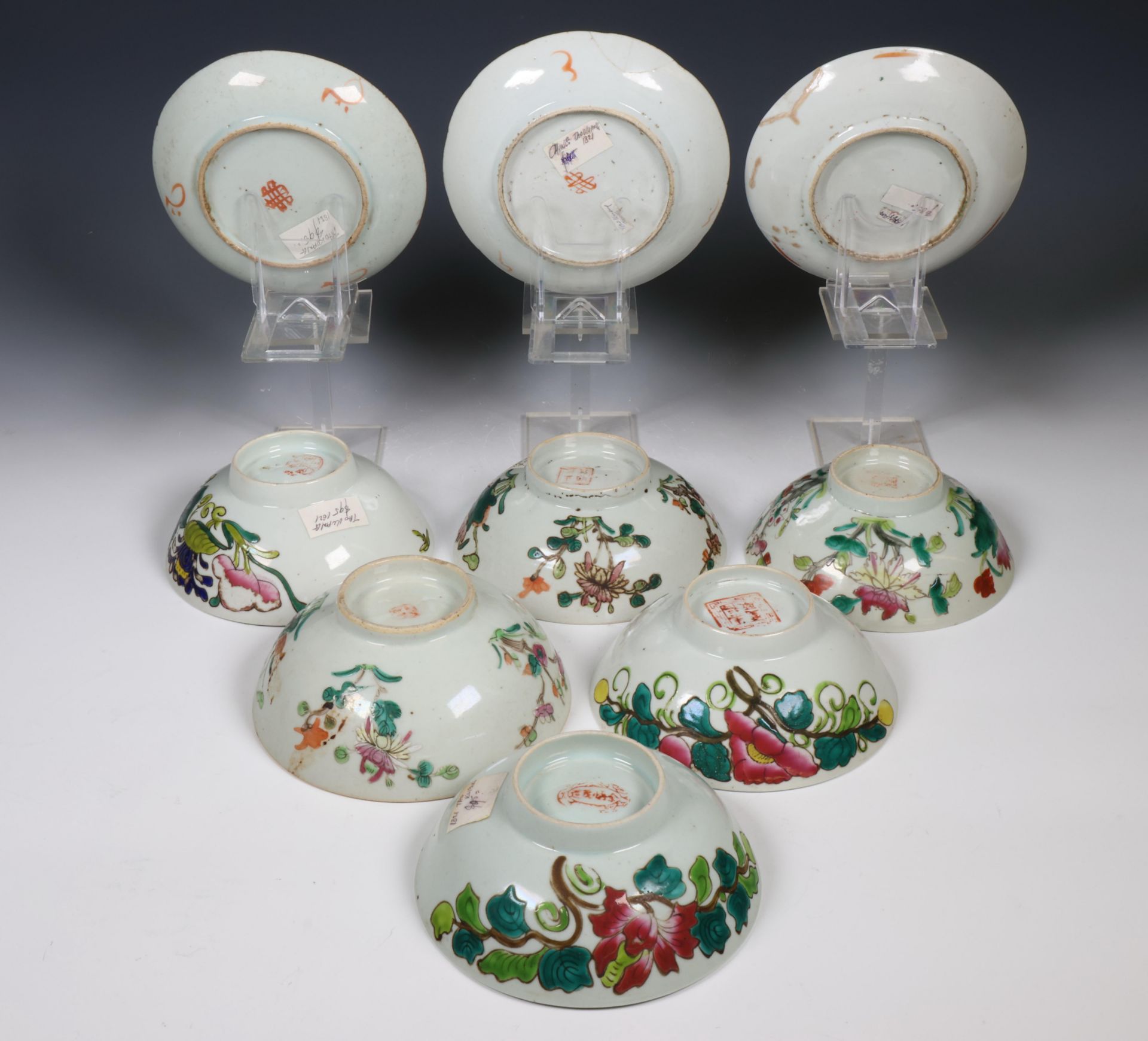 China, collection of famille rose porcelain bowls and saucers, 20th century, - Bild 2 aus 3