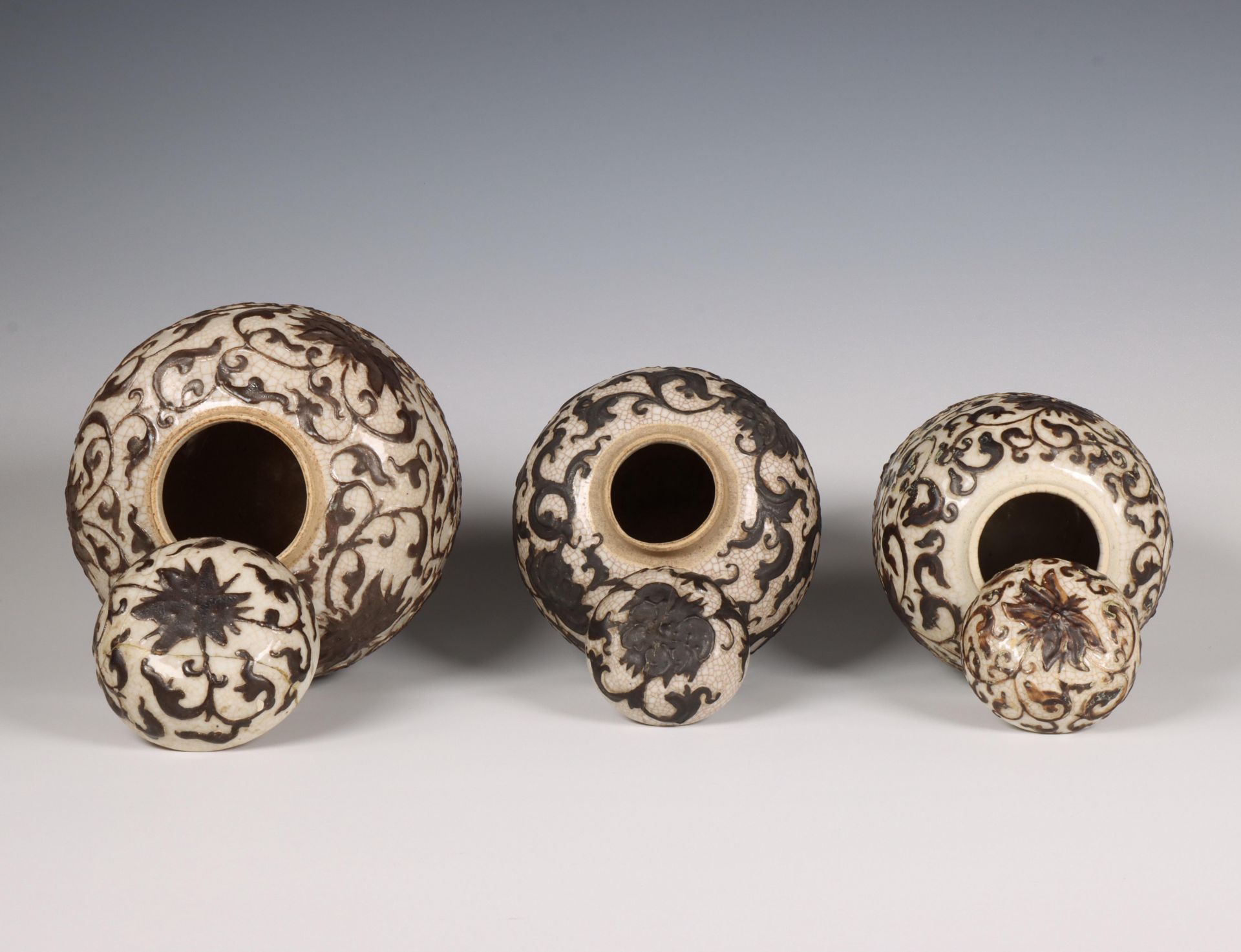 China, three crackle-glazed 'lotus' ginger jars and covers, 19th century, - Bild 3 aus 6