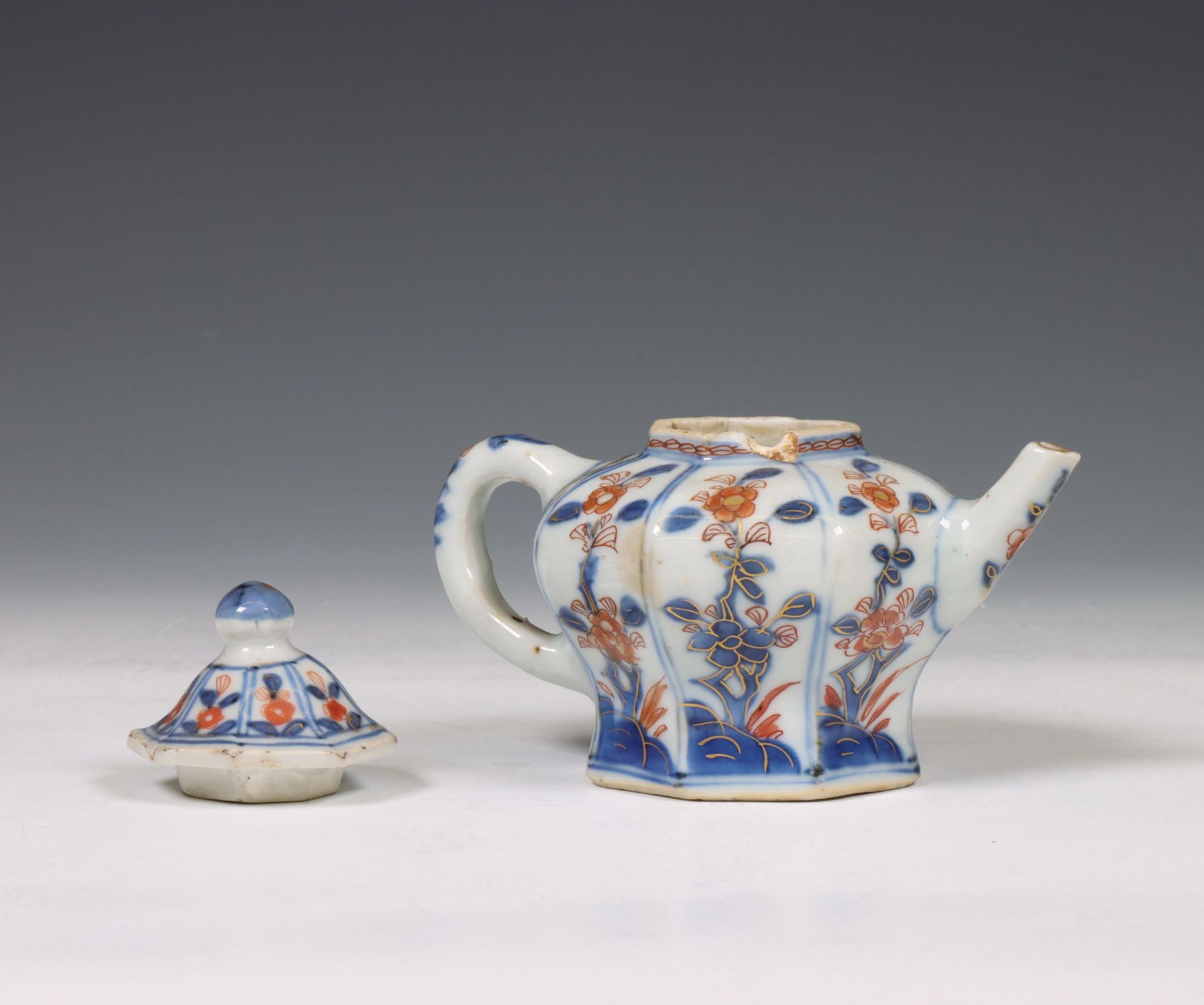 China, a small octagonal Imari porcelain teapot, Kangxi period (1662-1722), - Bild 3 aus 3