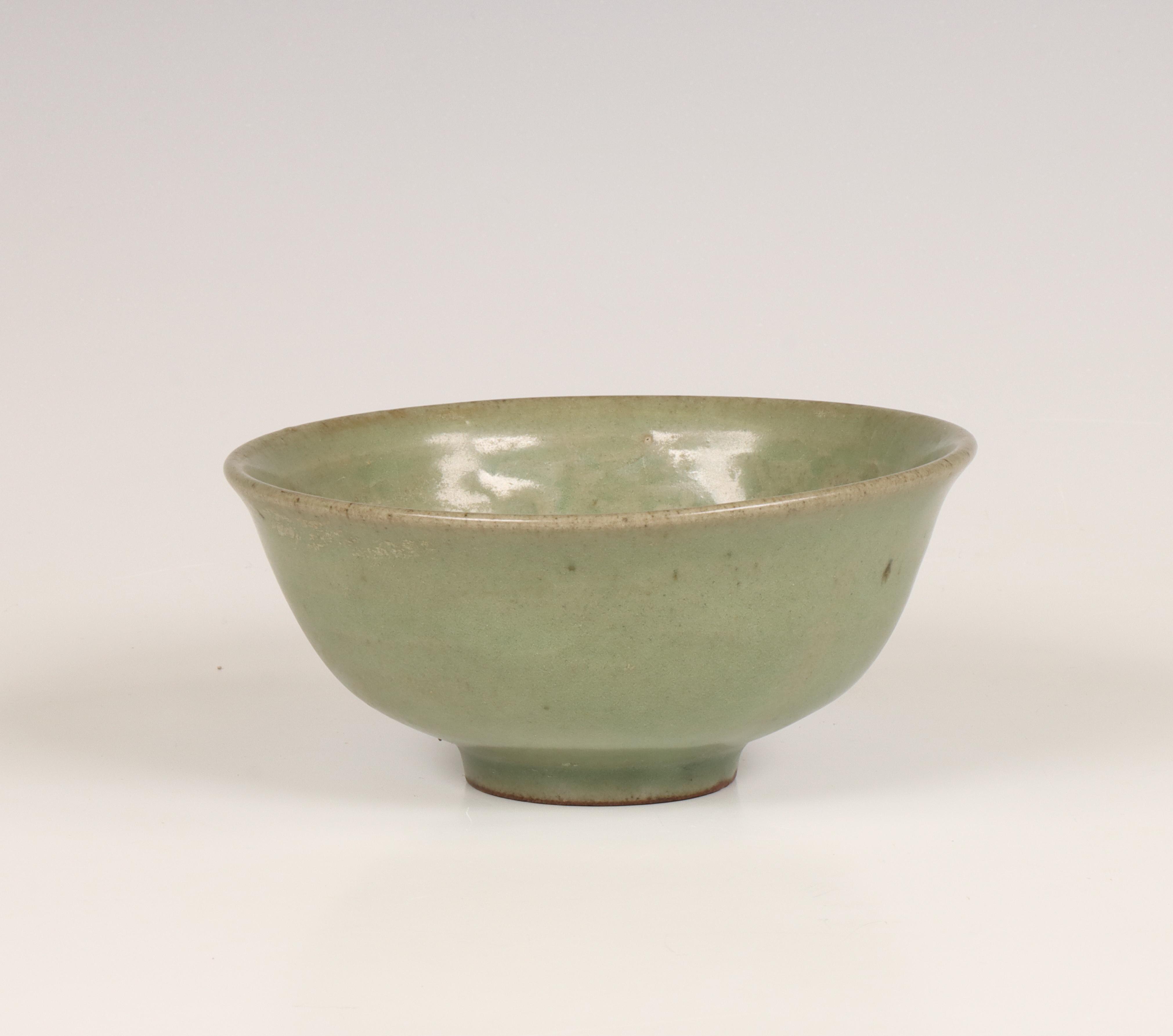 China, celadon-glazed bowl, Ming dynasty (1368-1644), - Image 3 of 6