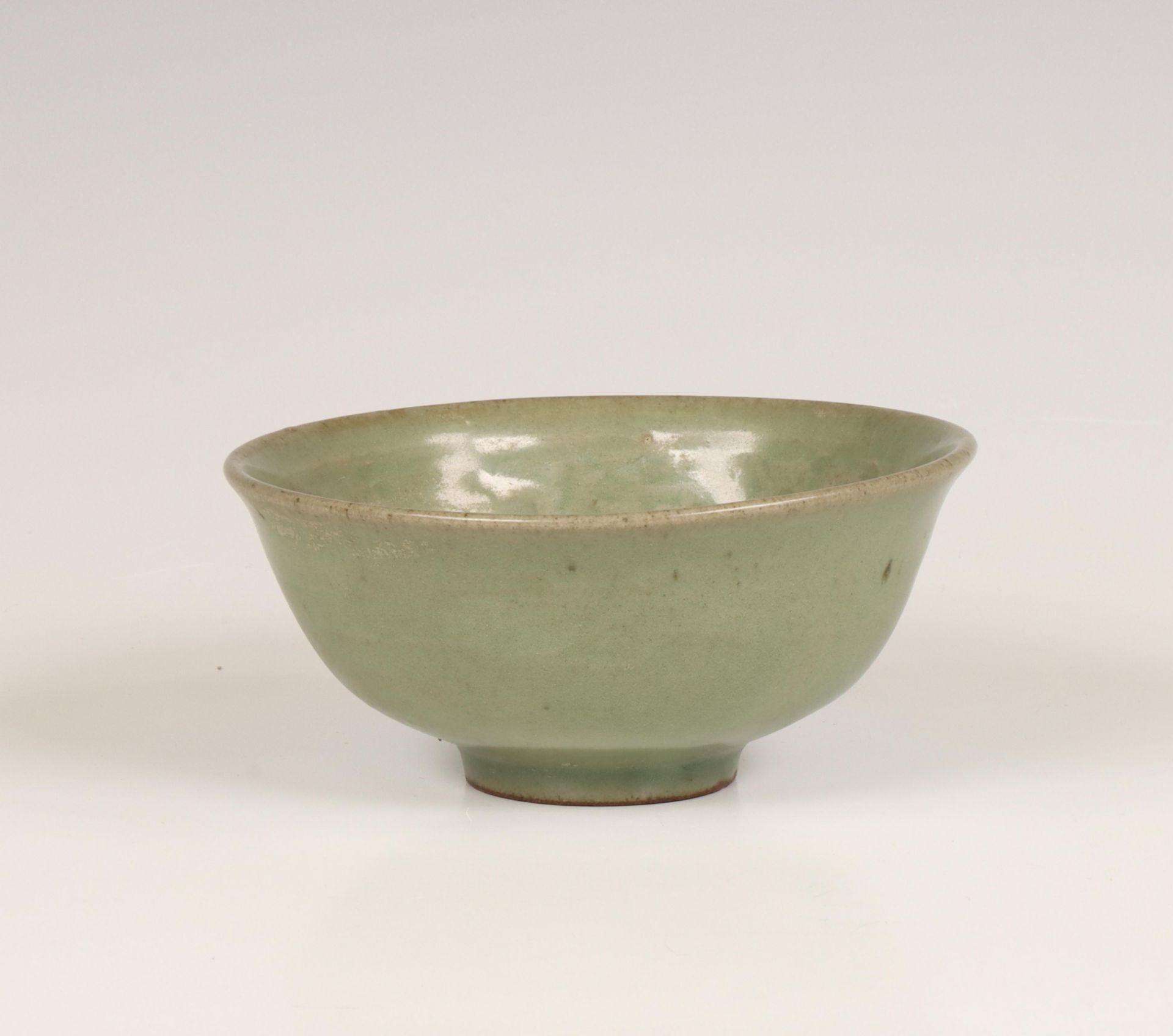 China, celadon-glazed bowl, Ming dynasty (1368-1644), - Bild 3 aus 6