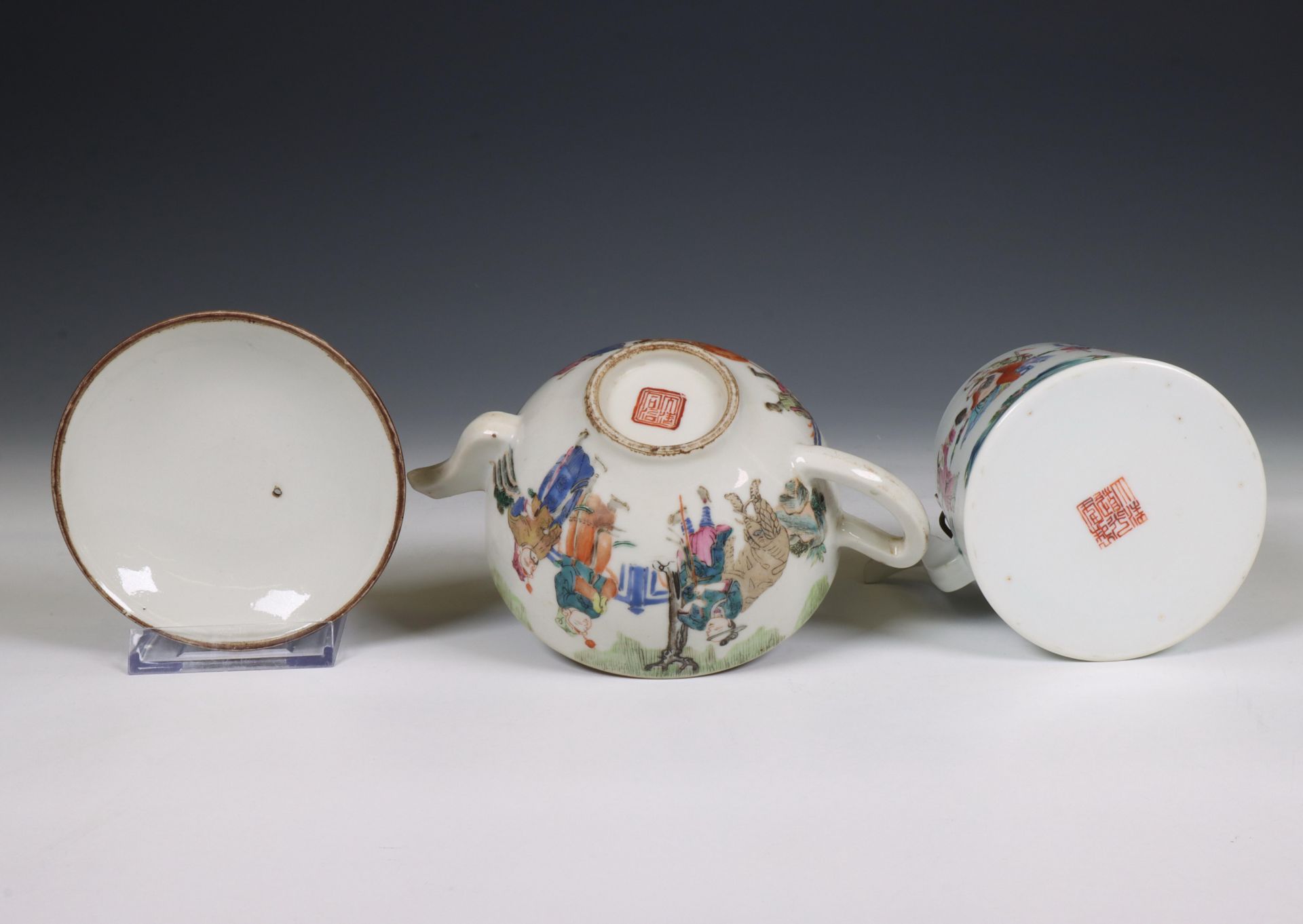 China, two famille rose porcelain teapots and covers, 19th/ 20th century, - Bild 5 aus 6